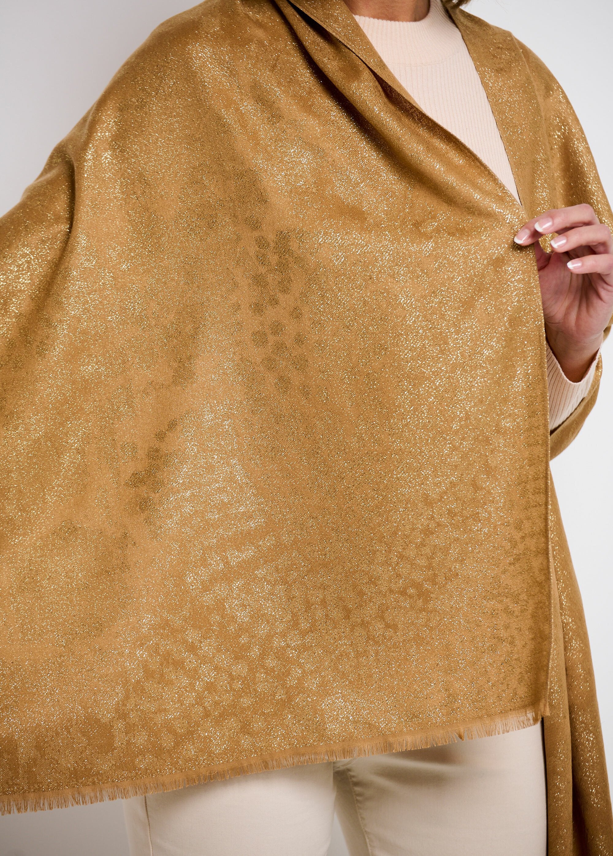 Cachecol_fino_com_estampa_animal_metálica_Camel_DE1_slim