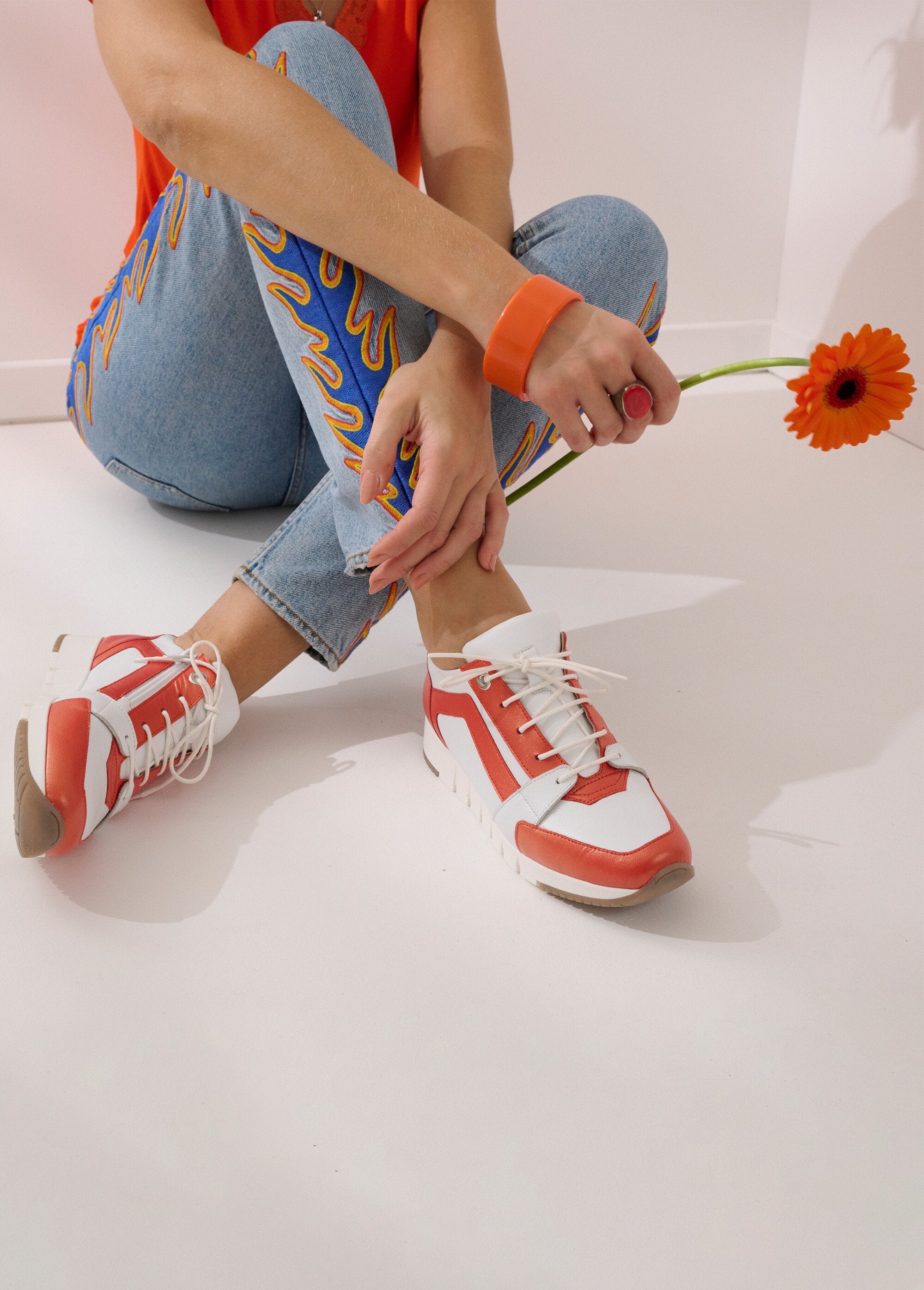 Tênis_com_largura_confortável_em_couro_bicolor_Laranja_e_branco_SF1_slim