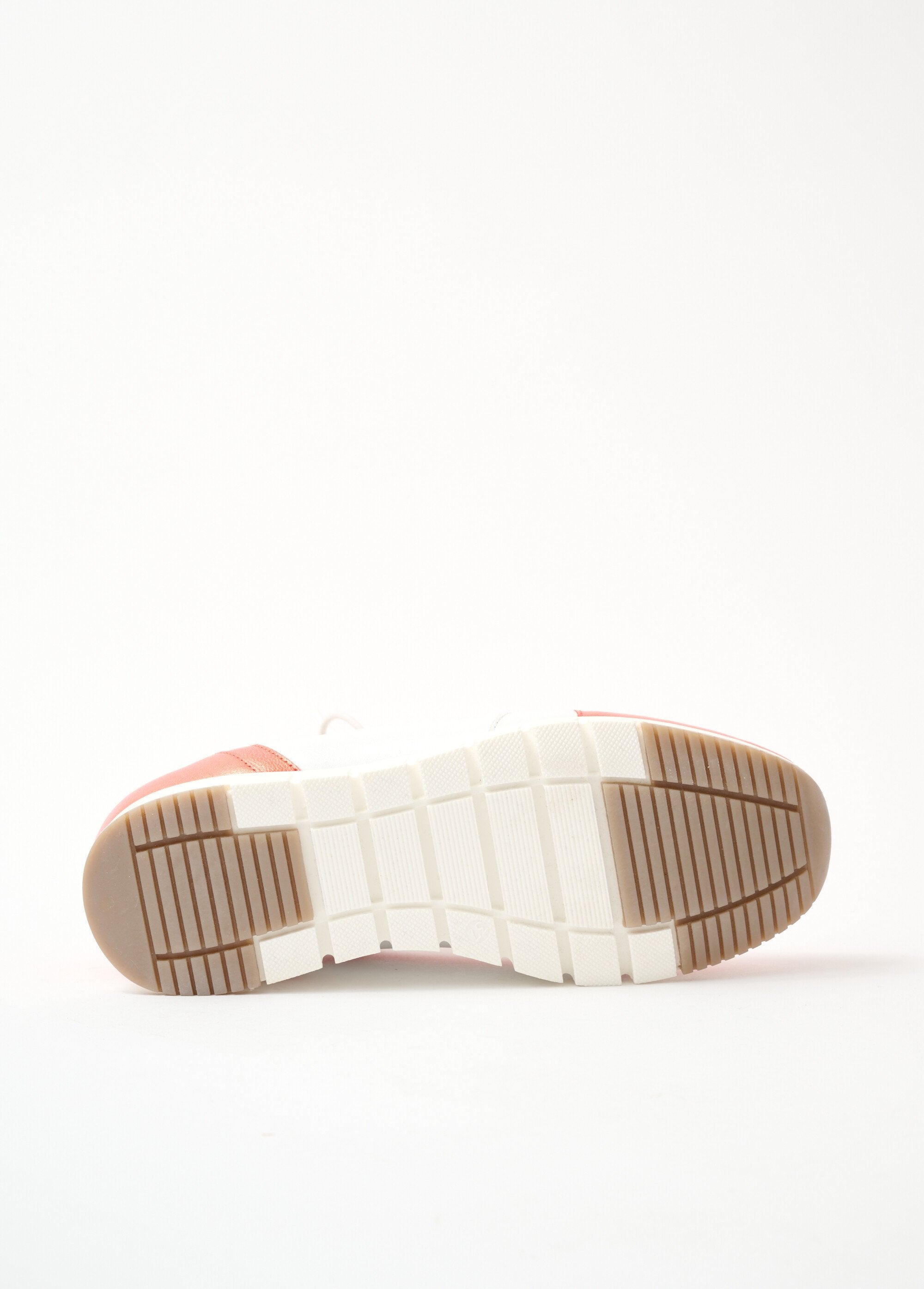 Tênis_com_largura_confortável_em_couro_bicolor_Laranja_e_branco_UN1_slim