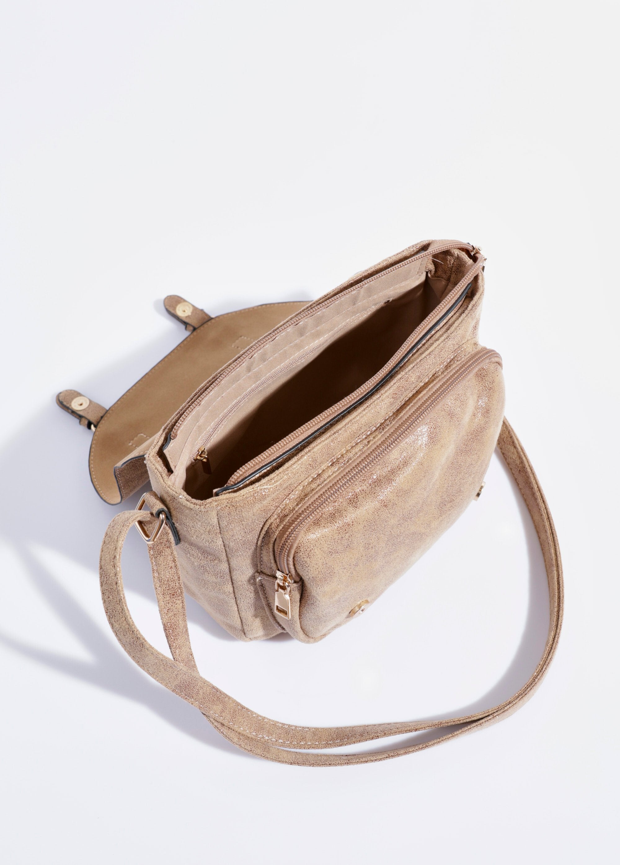 Bolsa_iridescente_com_aba_e_2_fivelas_Beige_DE1_slim