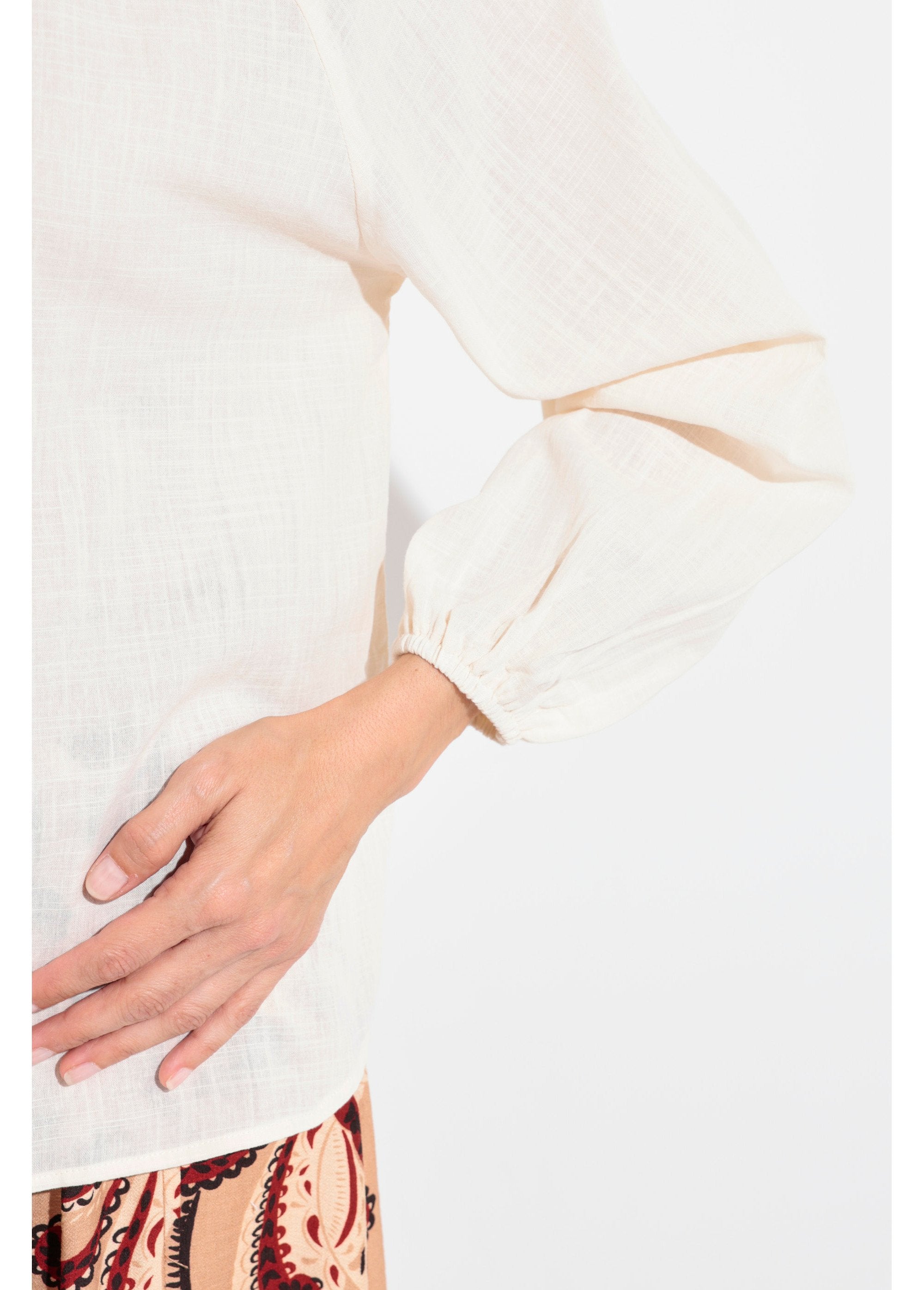 Blusa_folgada_com_decote_em_V_e_gravata_Beige_DE2_slim