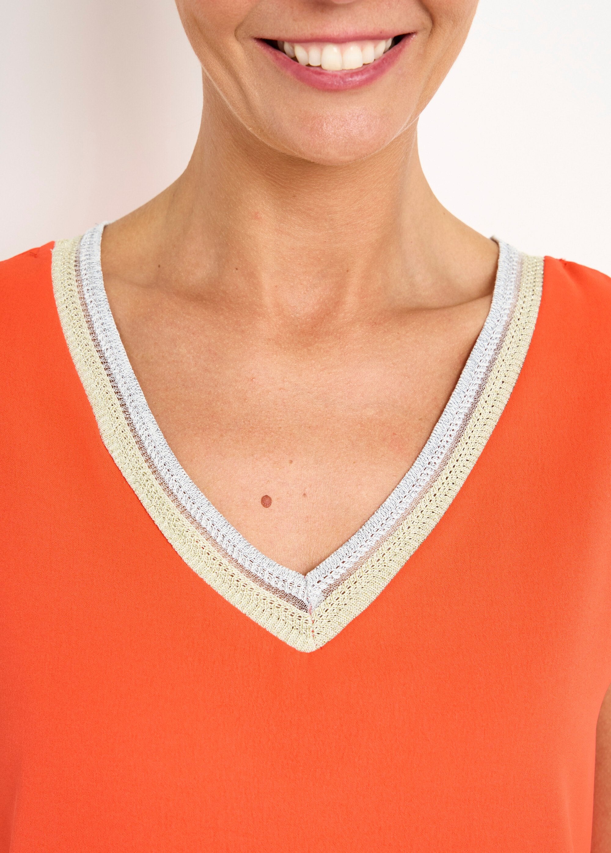 Blusa_esvoaçante_sem_mangas_com_trança_em_decote_em_V_Coquelicot_DE2_slim