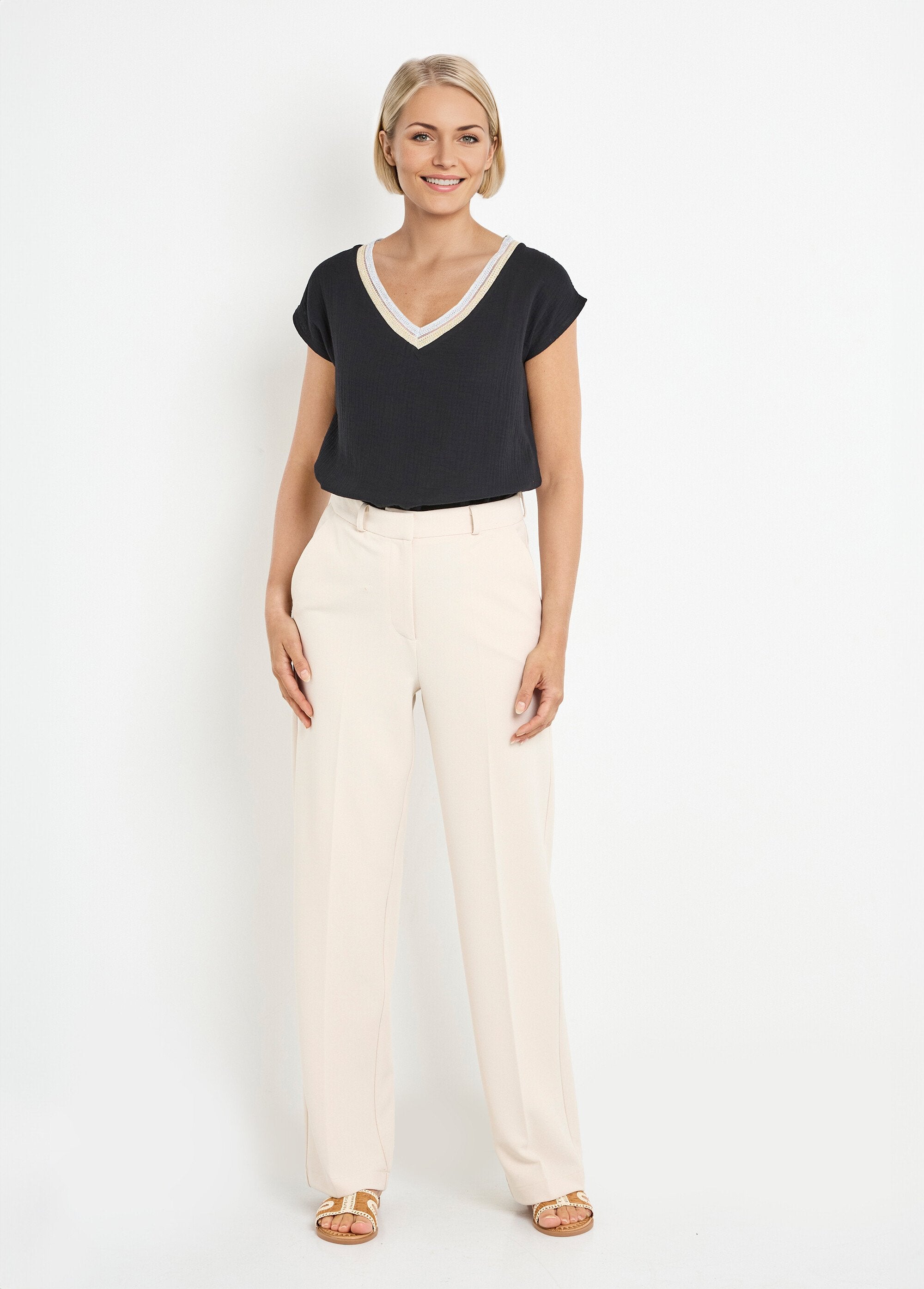 Blusa_de_gaze_de_algodão_com_trança_decote_em_V_Noir_SF1_slim