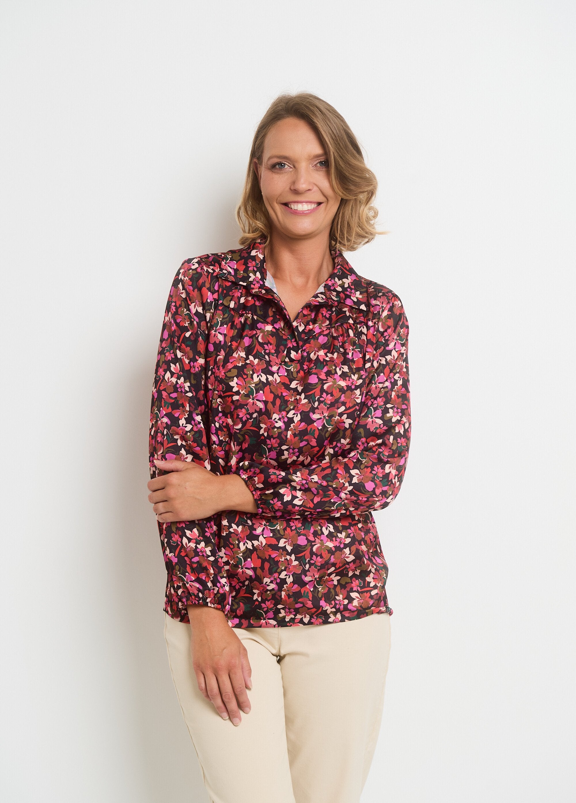Blusa_estampada_com_decote_em_V_e_mangas_elásticas_Rouge_et_noir_FA1_slim