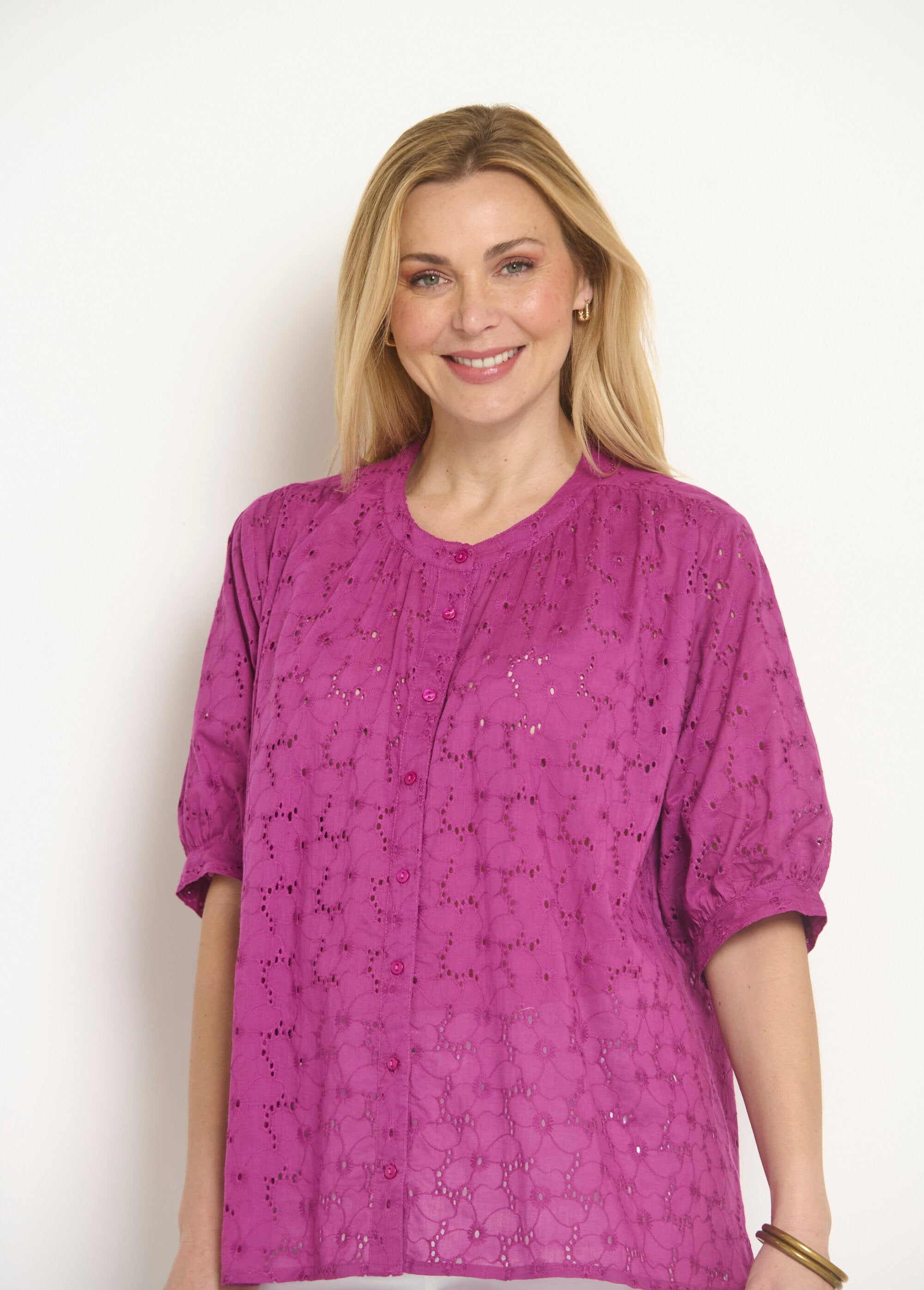 Blusa_de_manga_curta_com_bordado_inglês_Violine_DE1_slim