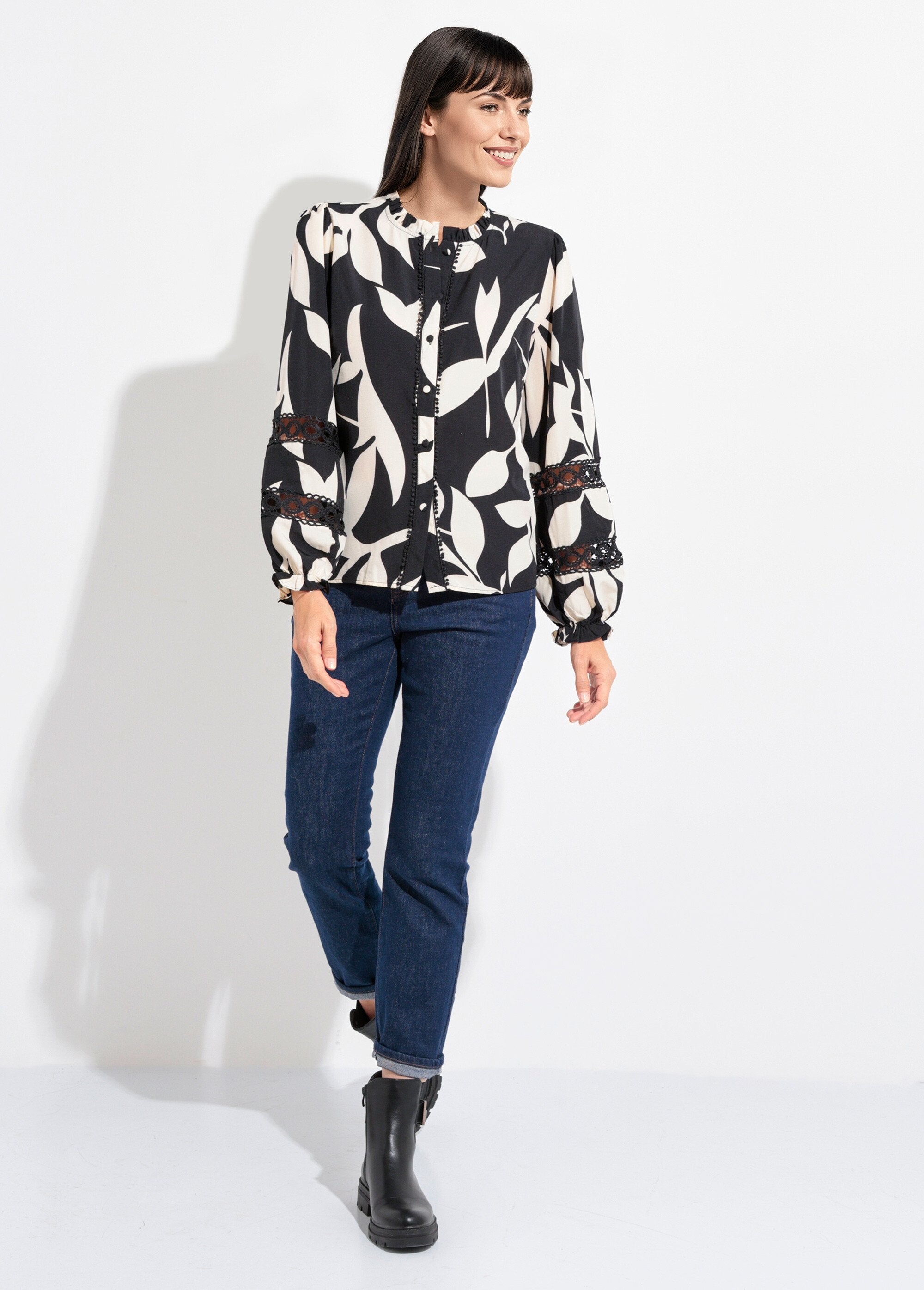 Blusa_com_estampa_gráfica_e_detalhes_em_renda_Noir_et_blanc_SF1_slim