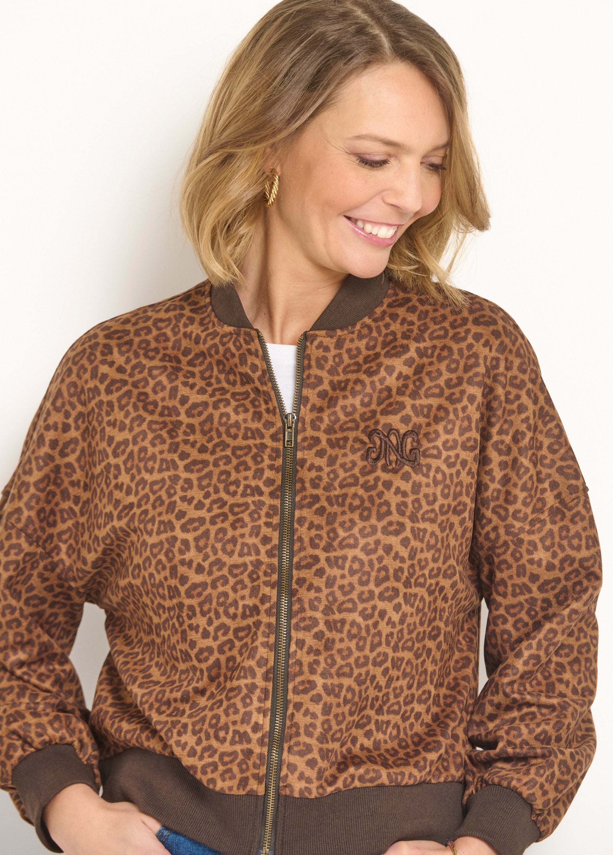 Jaqueta_com_zíper_estilo_teddy_com_estampa_de_leopardo_Leopard_DE1_slim