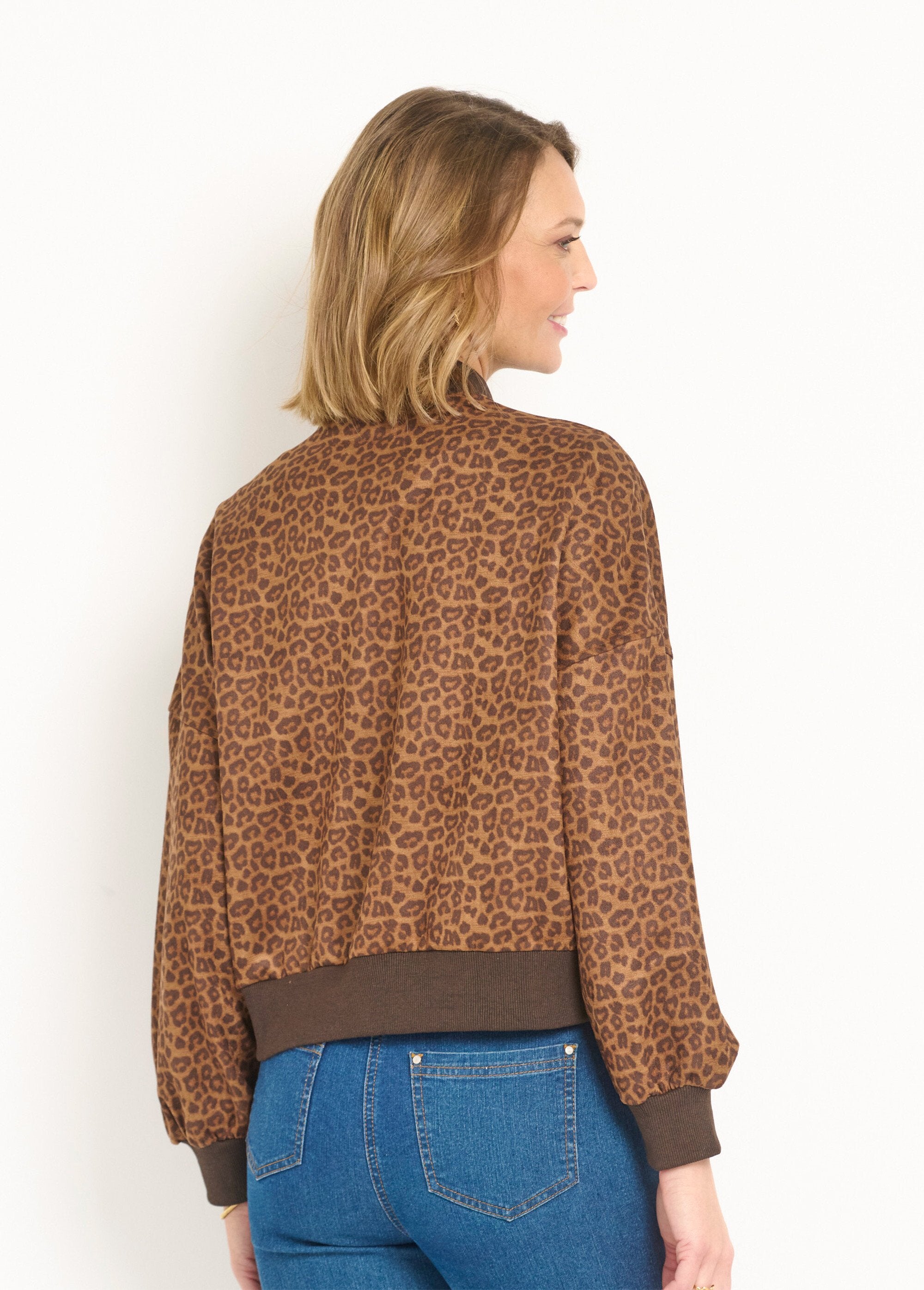 Jaqueta_com_zíper_estilo_teddy_com_estampa_de_leopardo_Leopard_DO1_slim