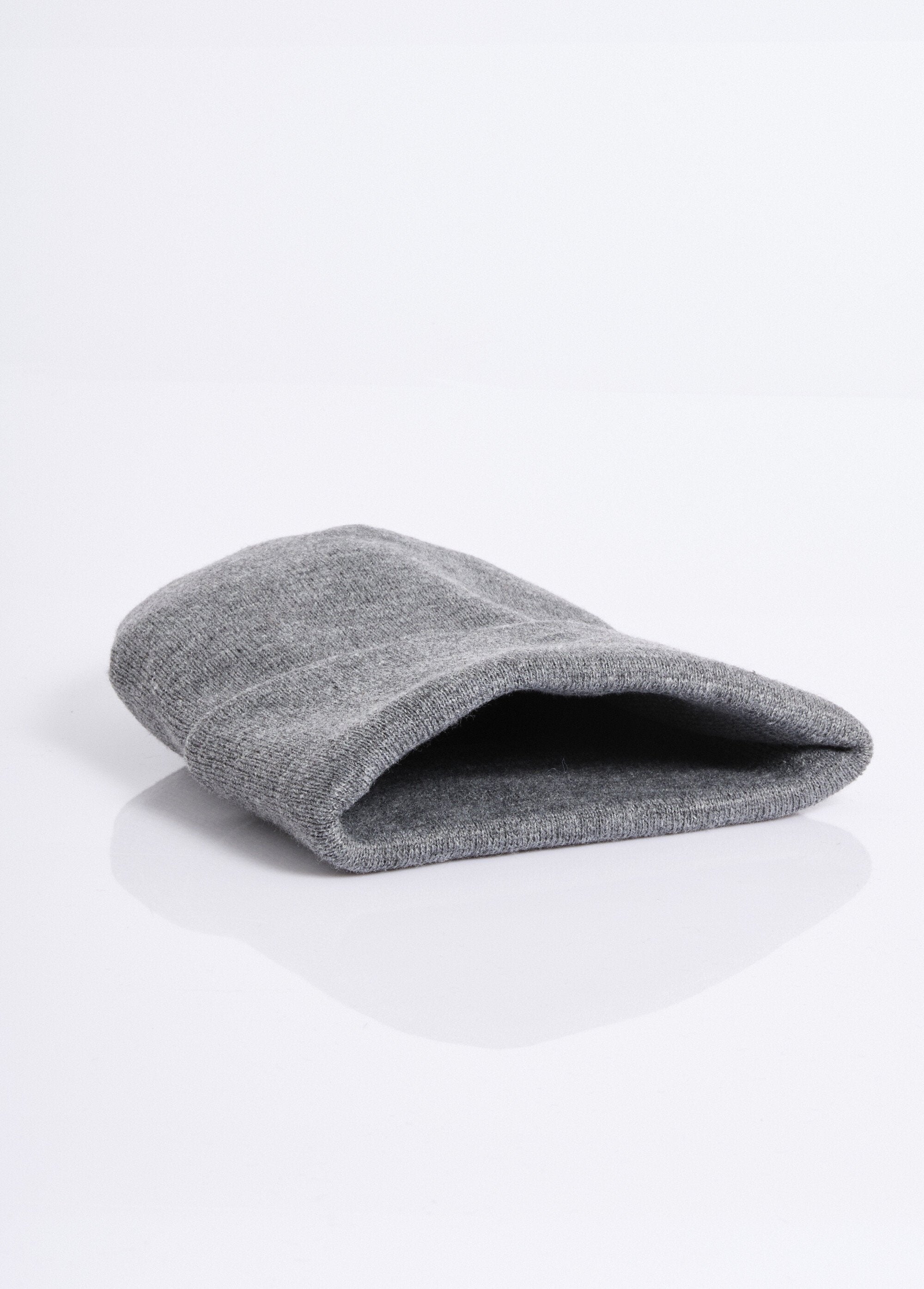 Chapéu_de_malha_fina_com_lapelas_Gris_DE1_slim