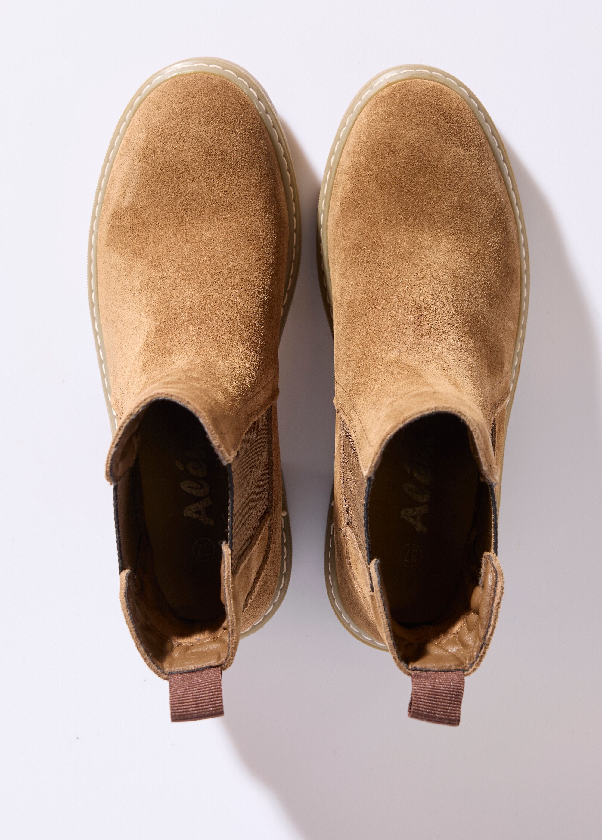 Botas_Chelsea_com_elástico_Camel_OV1_slim