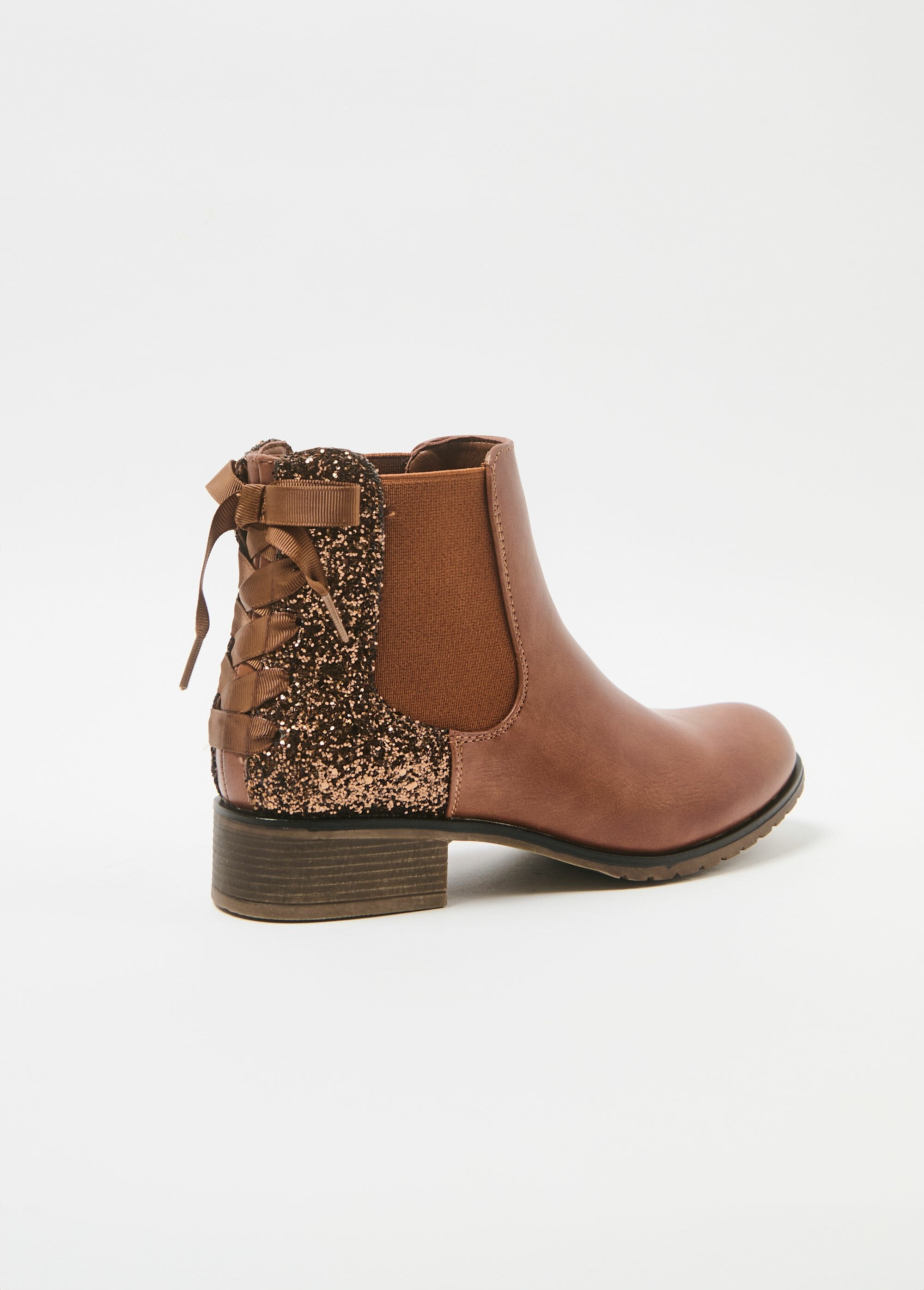 Botas_Chelsea_com_salto_brilhante_e_laço_Camel_DO1_slim