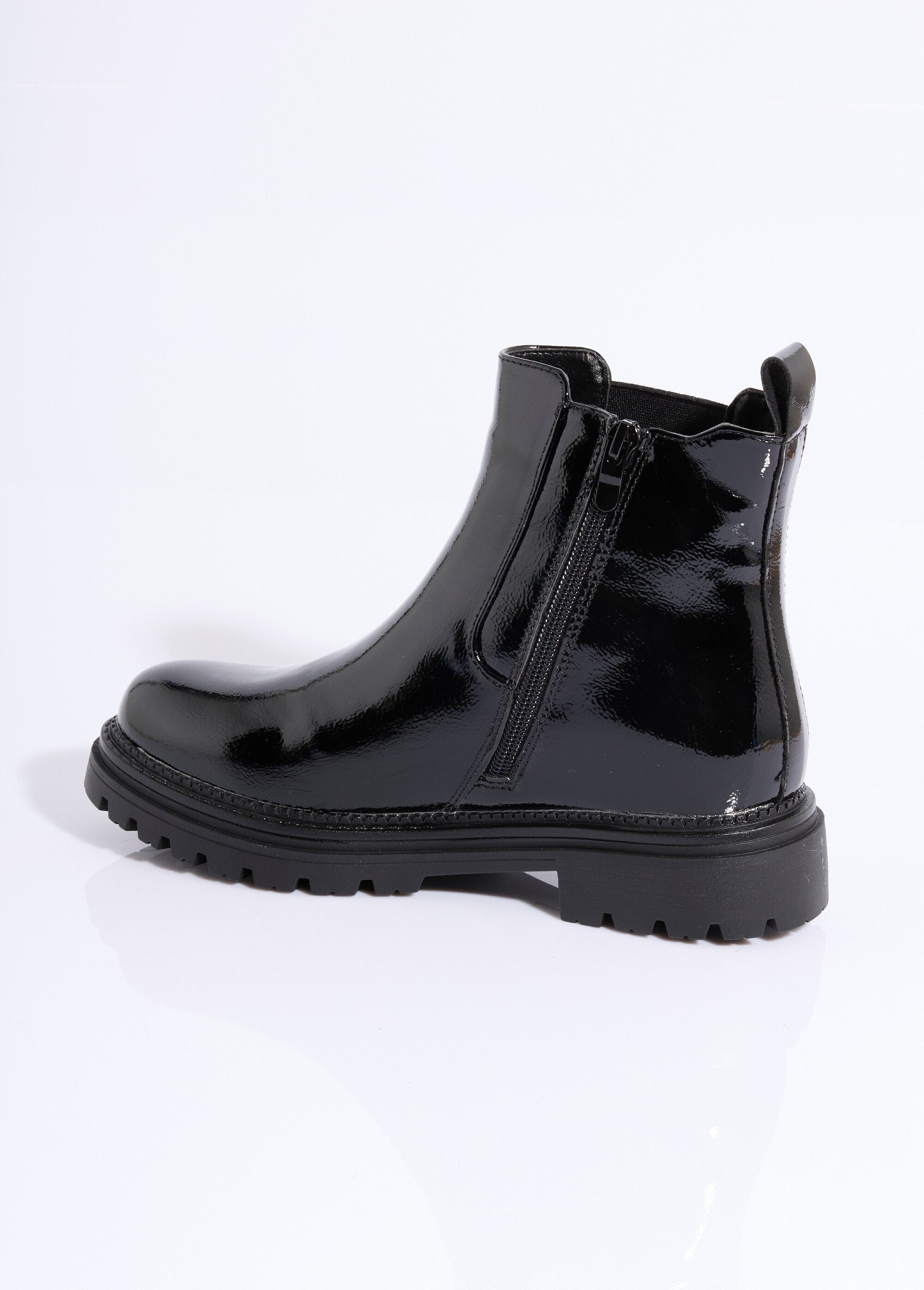 Botas_Chelsea_em_verniz_com_sola_dentada_Noir_DO1_slim