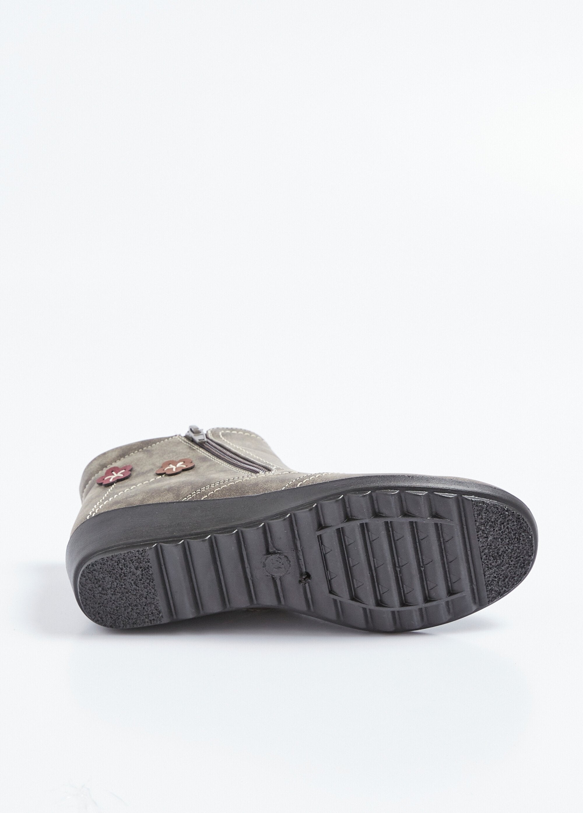 Botas_de_cunha_com_fecho_duplo_de_largura_confortável_Taupe_UN1_slim