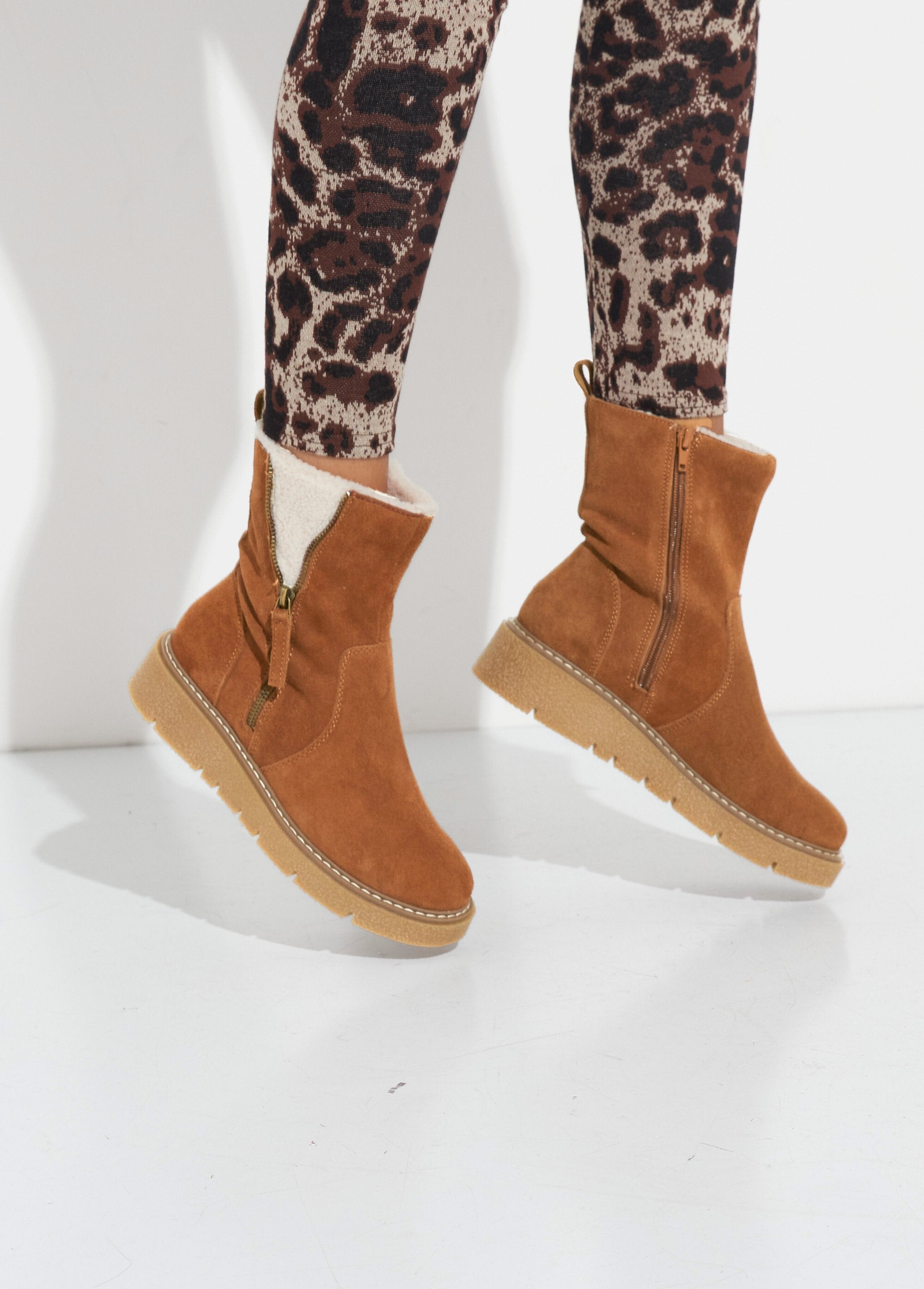 Botins_em_pele,_pormenor_em_pele_Camel_SF1_slim