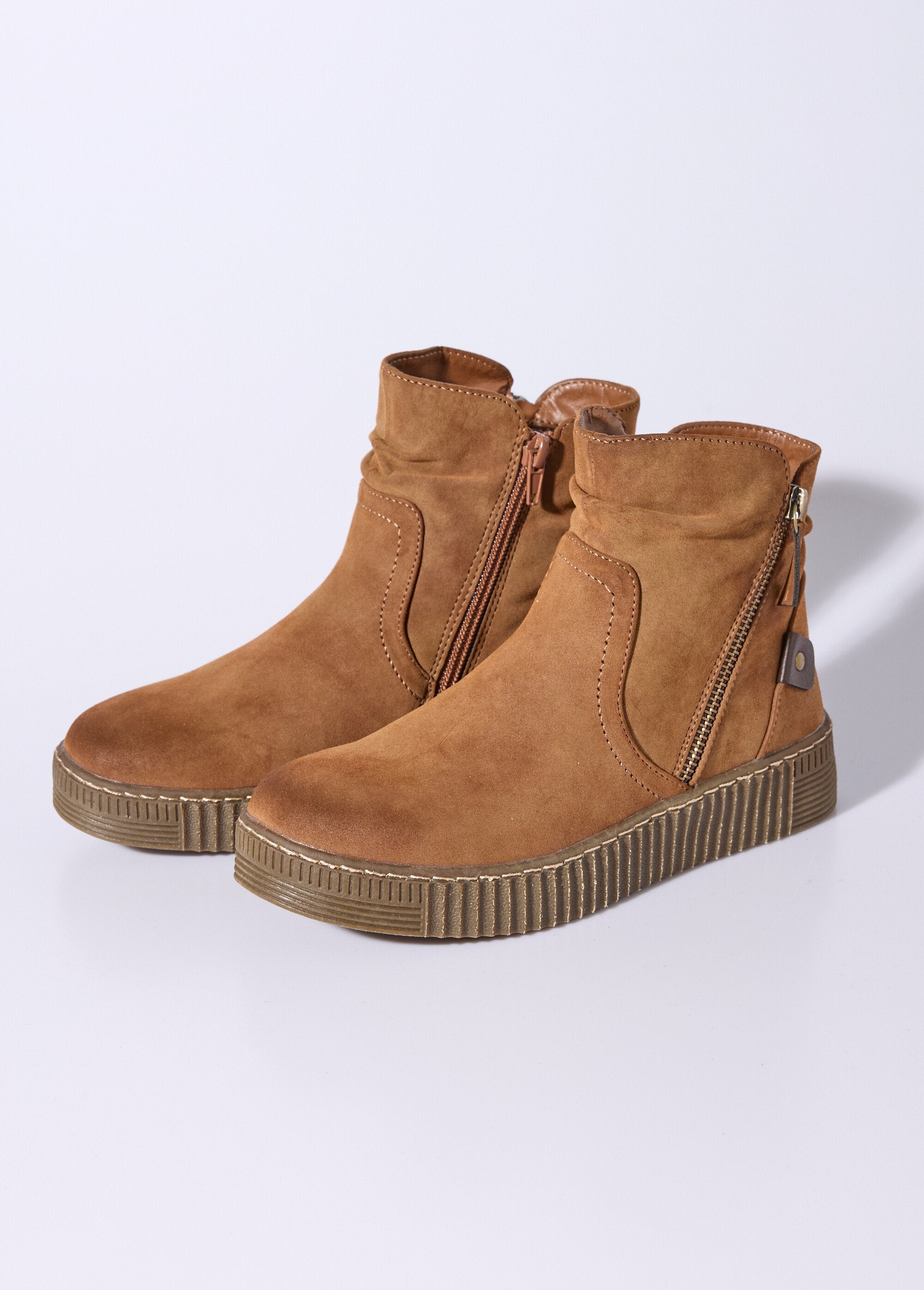 Botas_de_camurça_com_sola_de_cunha_Camel_DE1_slim