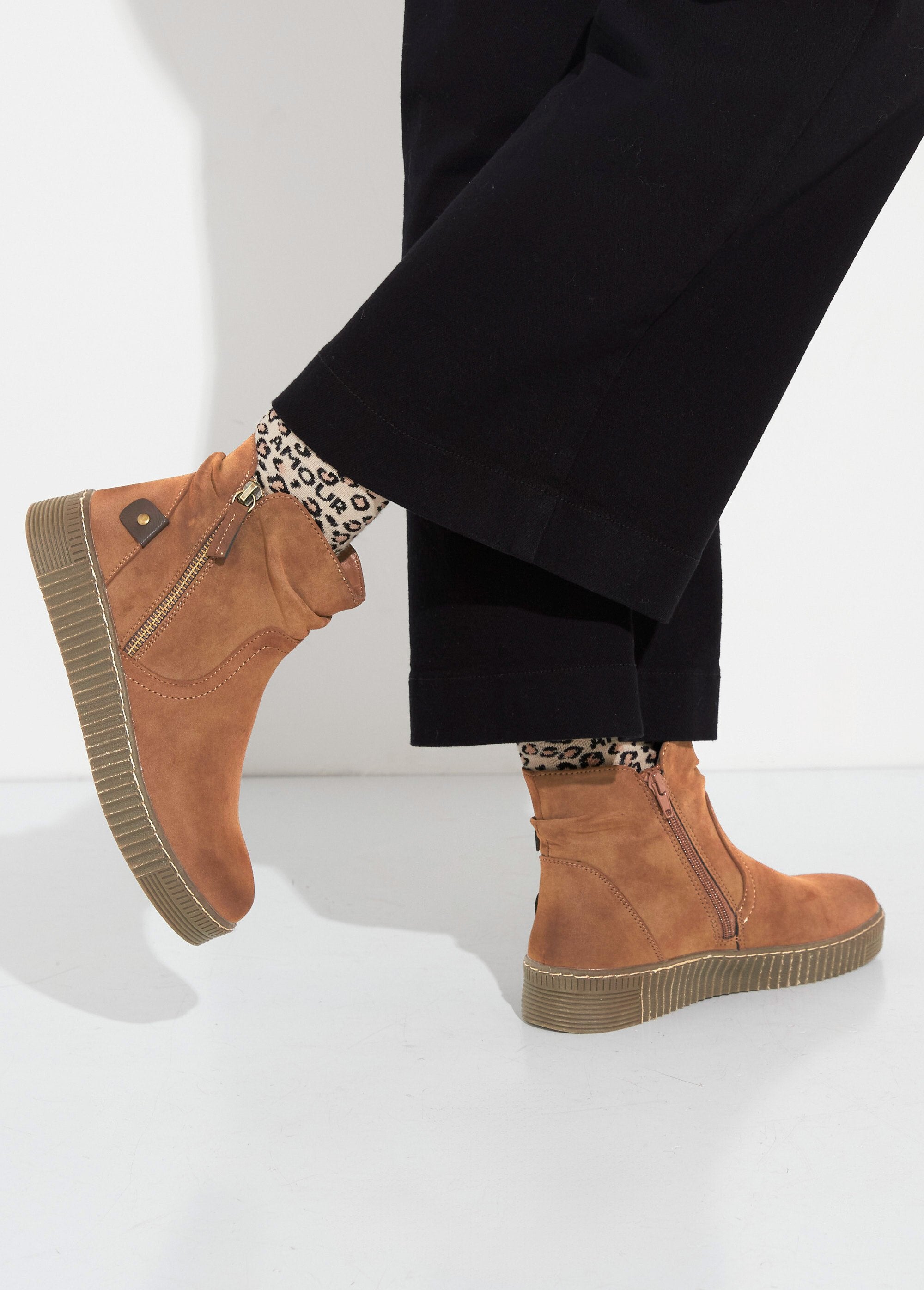 Botas_de_camurça_com_sola_de_cunha_Camel_SF1_slim
