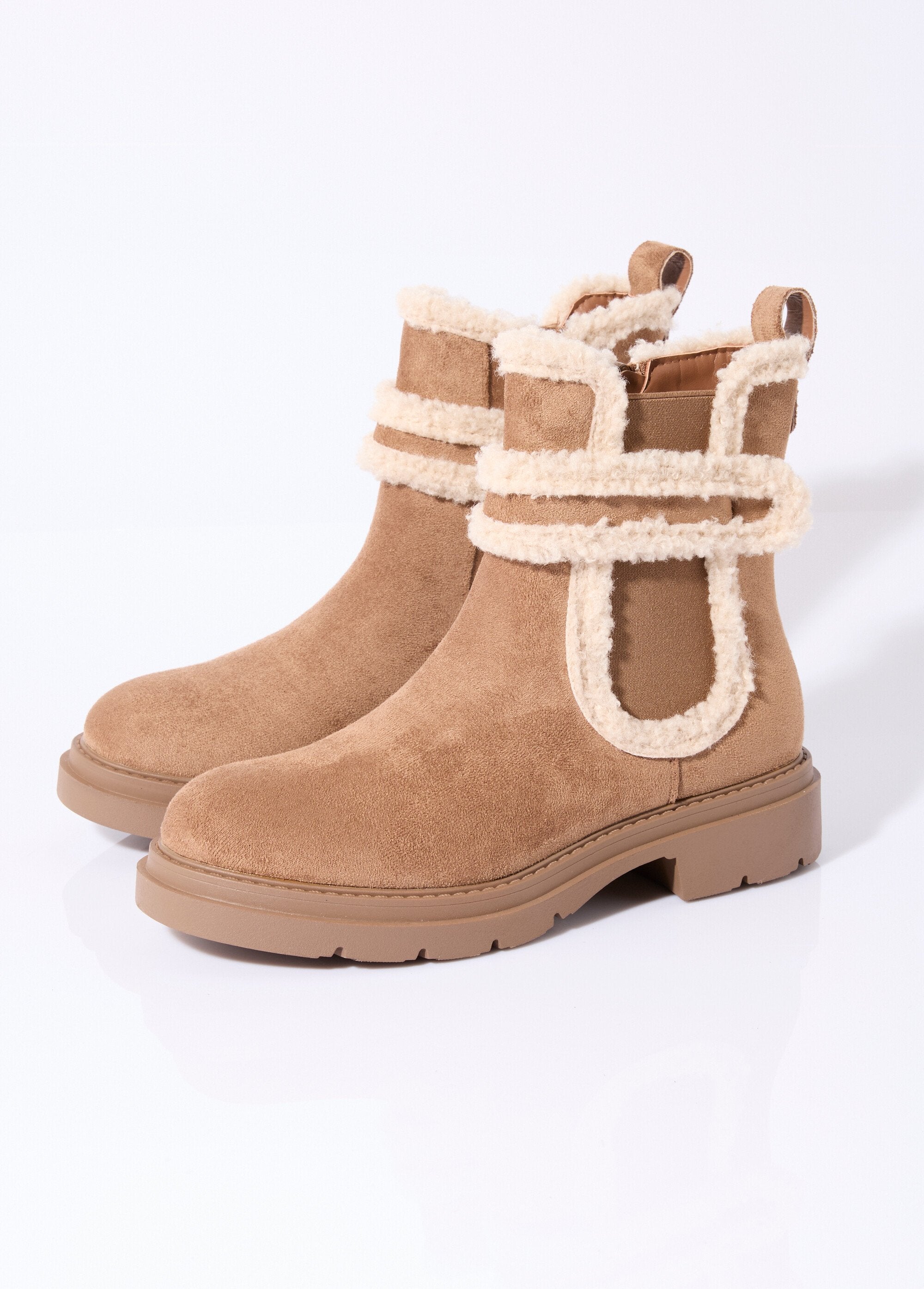 Botas_de_camurça_com_pormenores_em_lã_Camel_DE1_slim