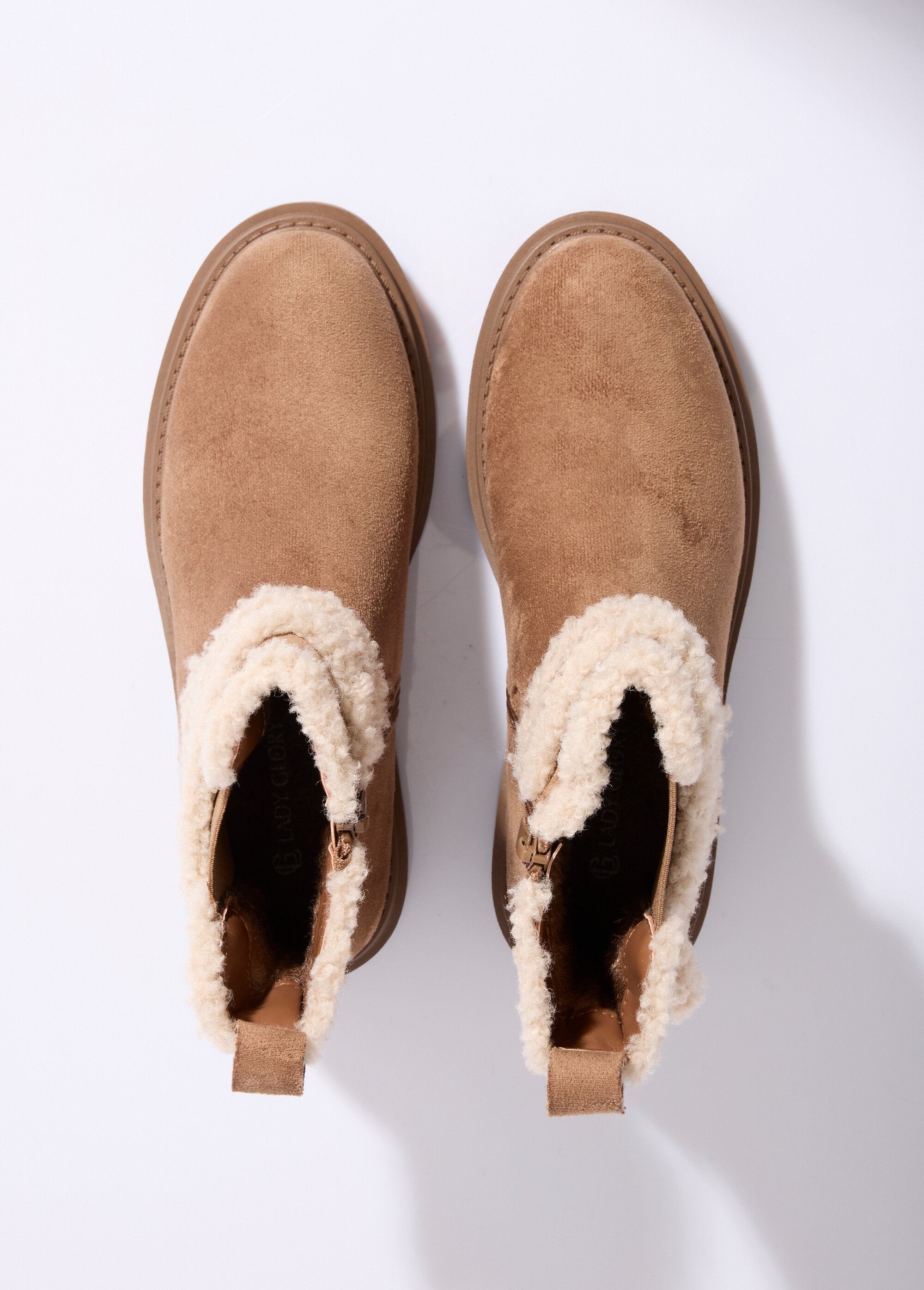 Botas_de_camurça_com_pormenores_em_lã_Camel_OV1_slim