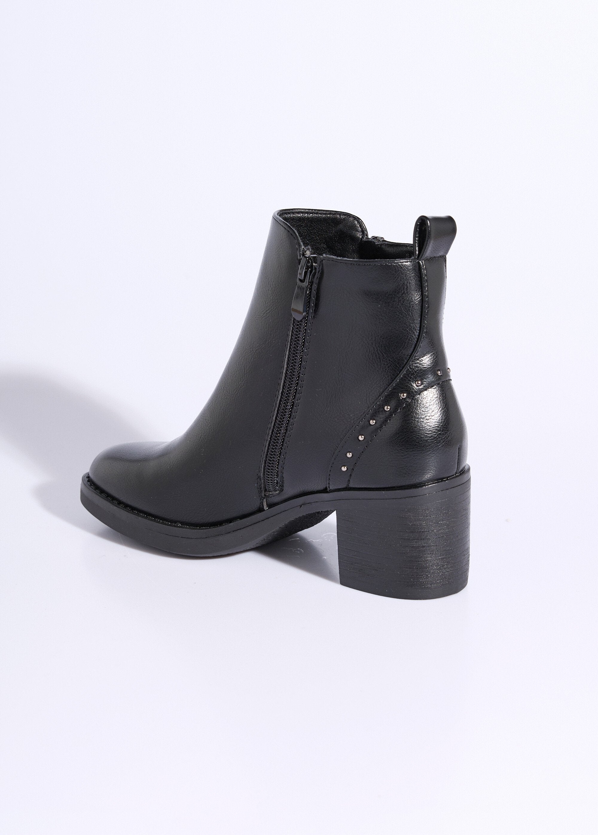 Botas_com_fecho_e_pormenor_de_salto_com_tachas_Noir_DO1_slim