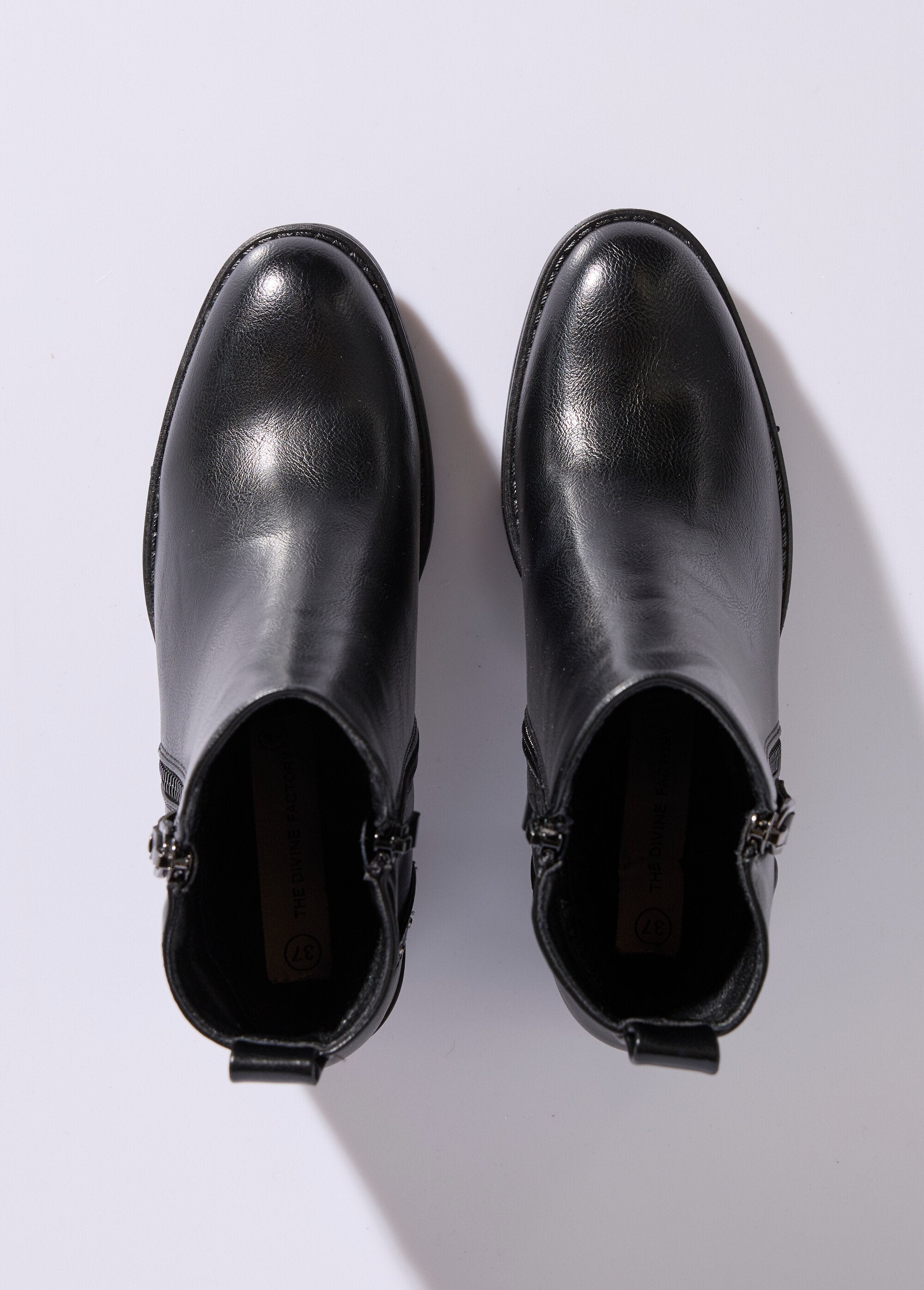 Botas_com_fecho_e_pormenor_de_salto_com_tachas_Noir_OV1_slim