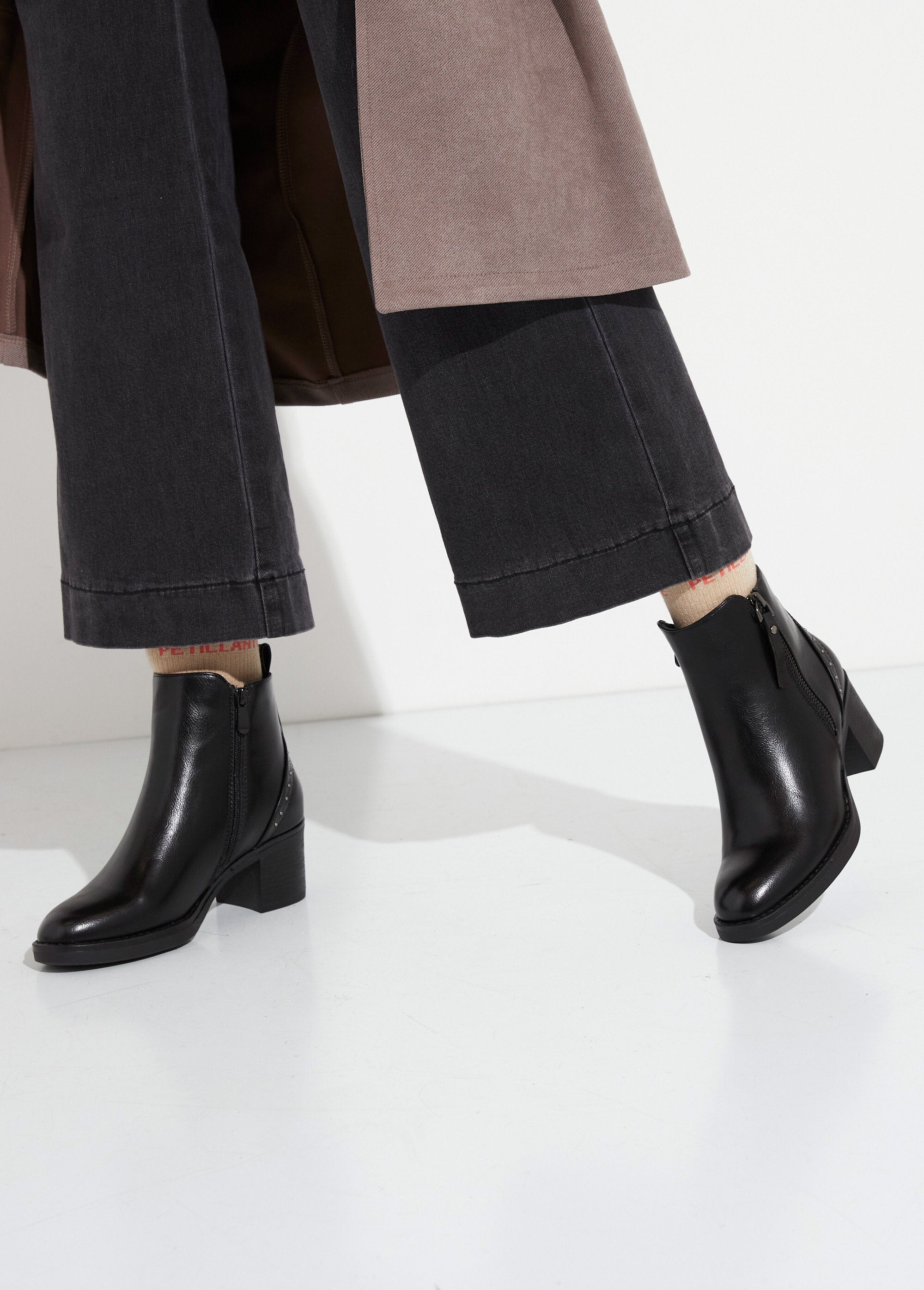 Botas_com_fecho_e_pormenor_de_salto_com_tachas_Noir_SF1_slim