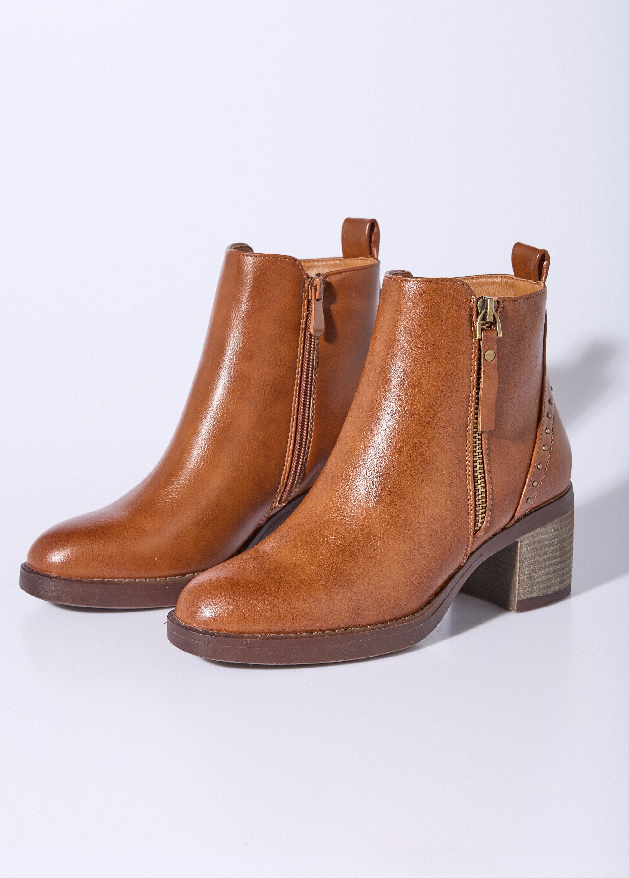Botas_com_fecho_e_pormenor_de_salto_com_tachas_Camel_DE1_slim