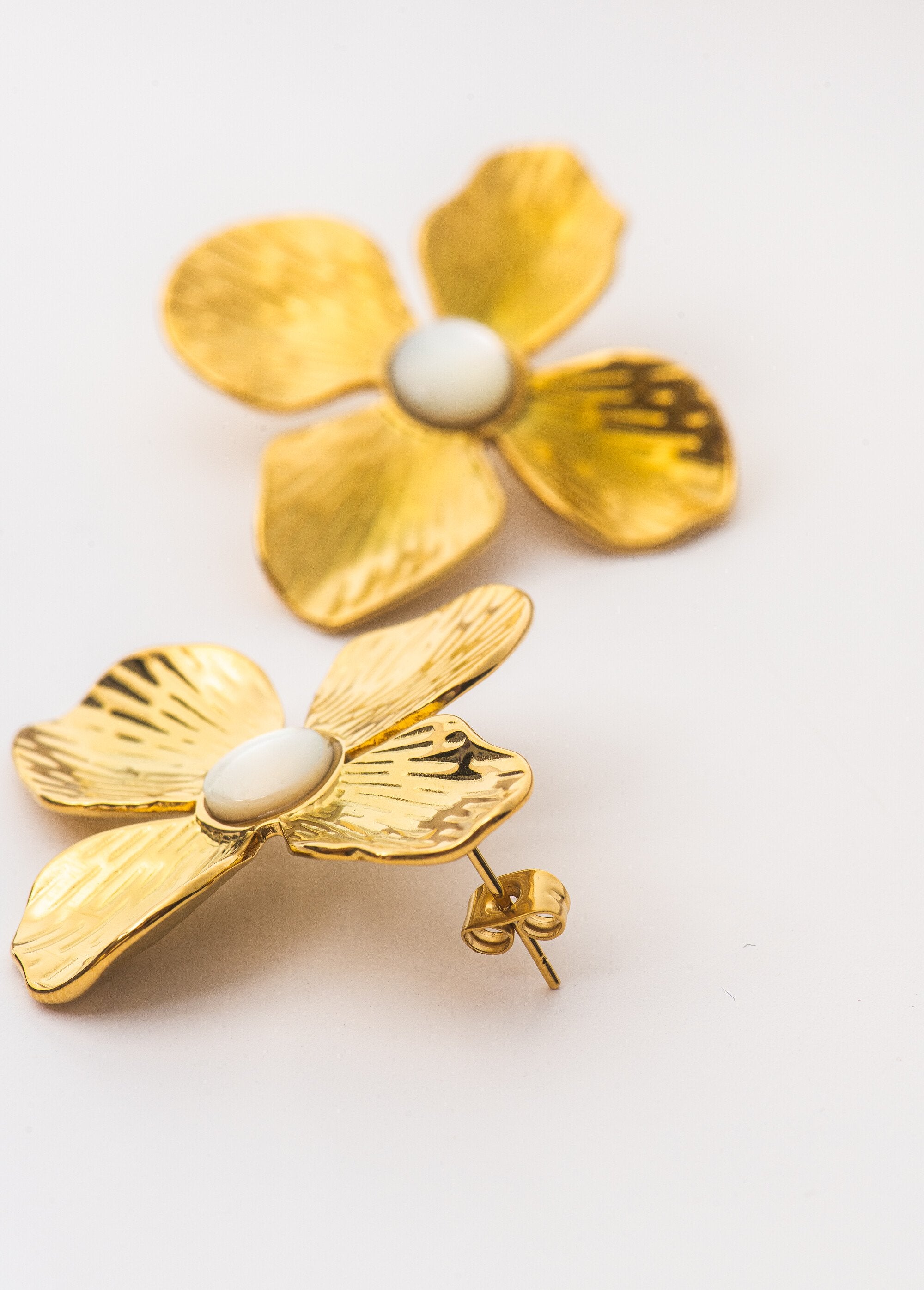 Brincos_de_aço_com_flores_extravagantes_Dore_DE2_slim