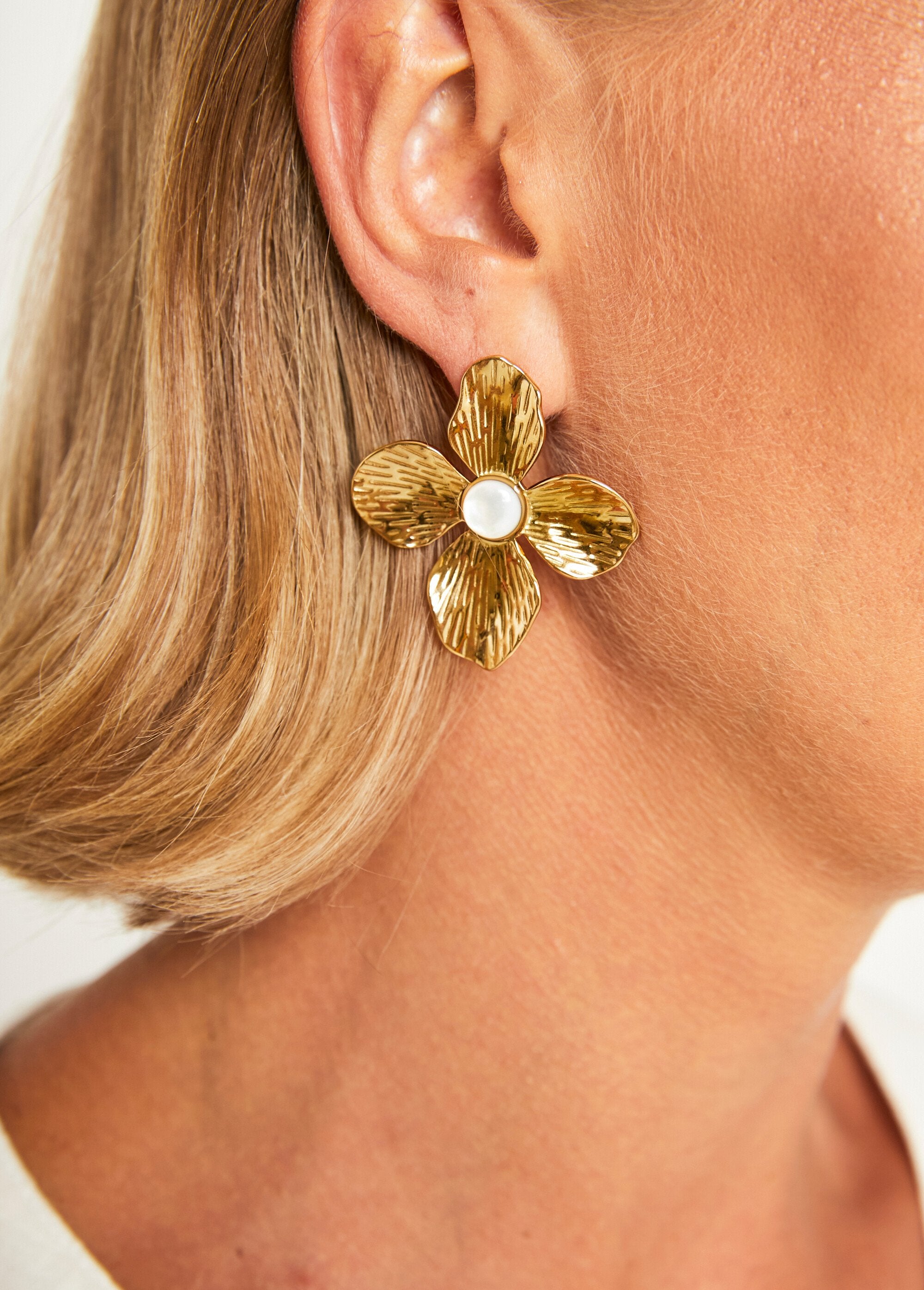 Brincos_de_aço_com_flores_extravagantes_Dore_FA2_slim