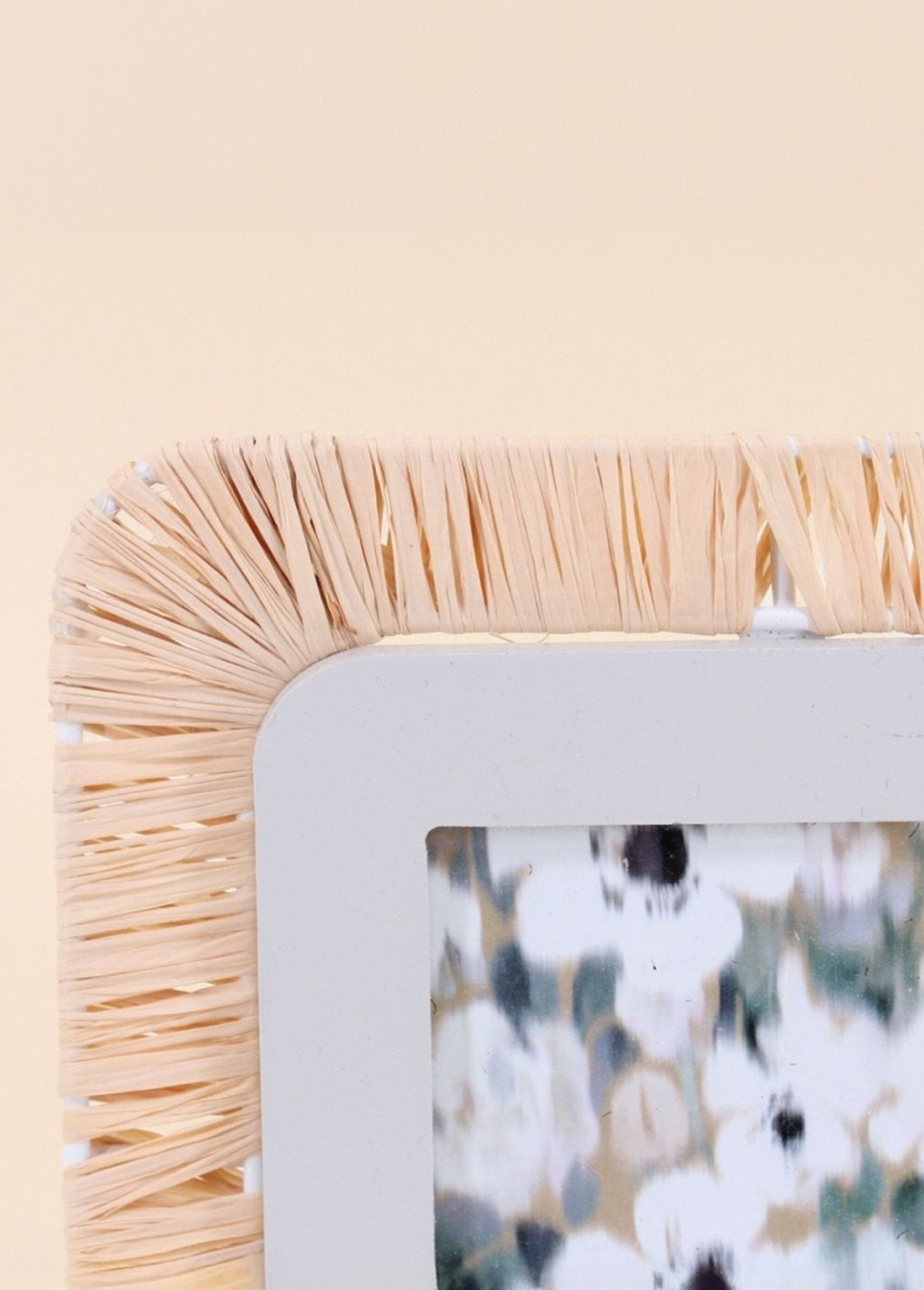 Moldura_fotográfica_quadrada_com_decoração_de_ráfia_Naturel_DE2_slim