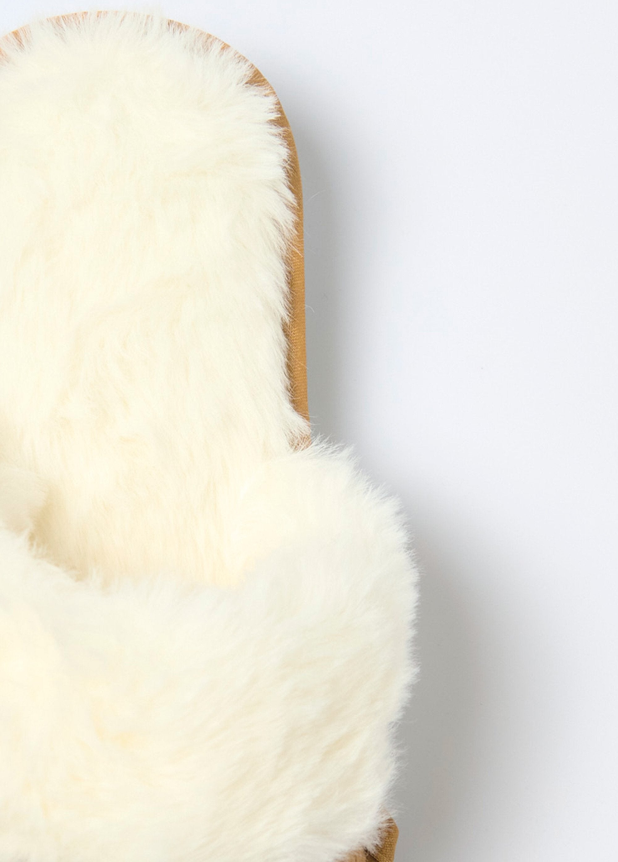 Chinelos_forrados_de_pele_com_acabamento_em_pele_e_camurça_Camel_DE1_slim