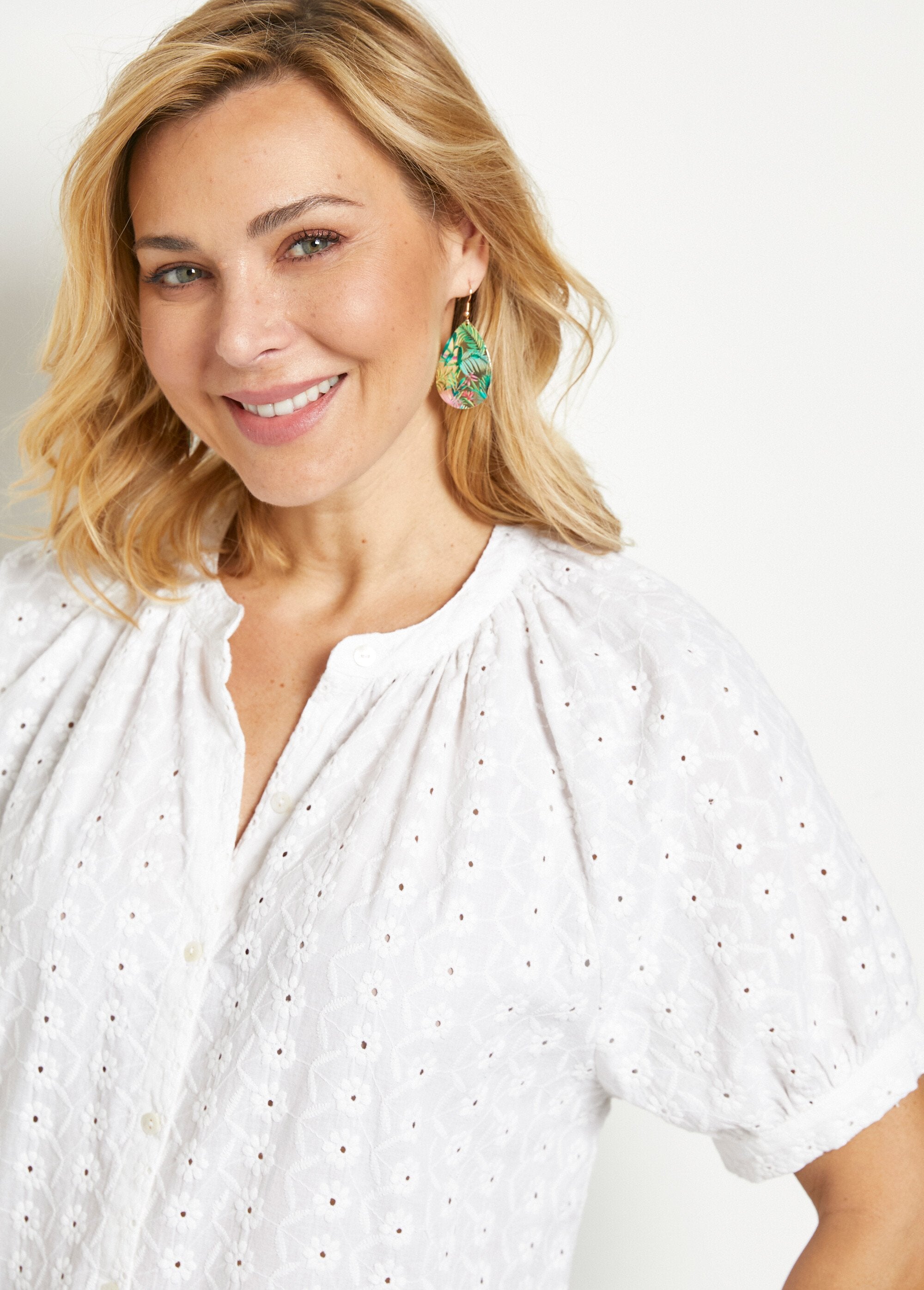 Blusa_larga_de_algodão_bordado_sem_gola_Blanc_DE1_slim