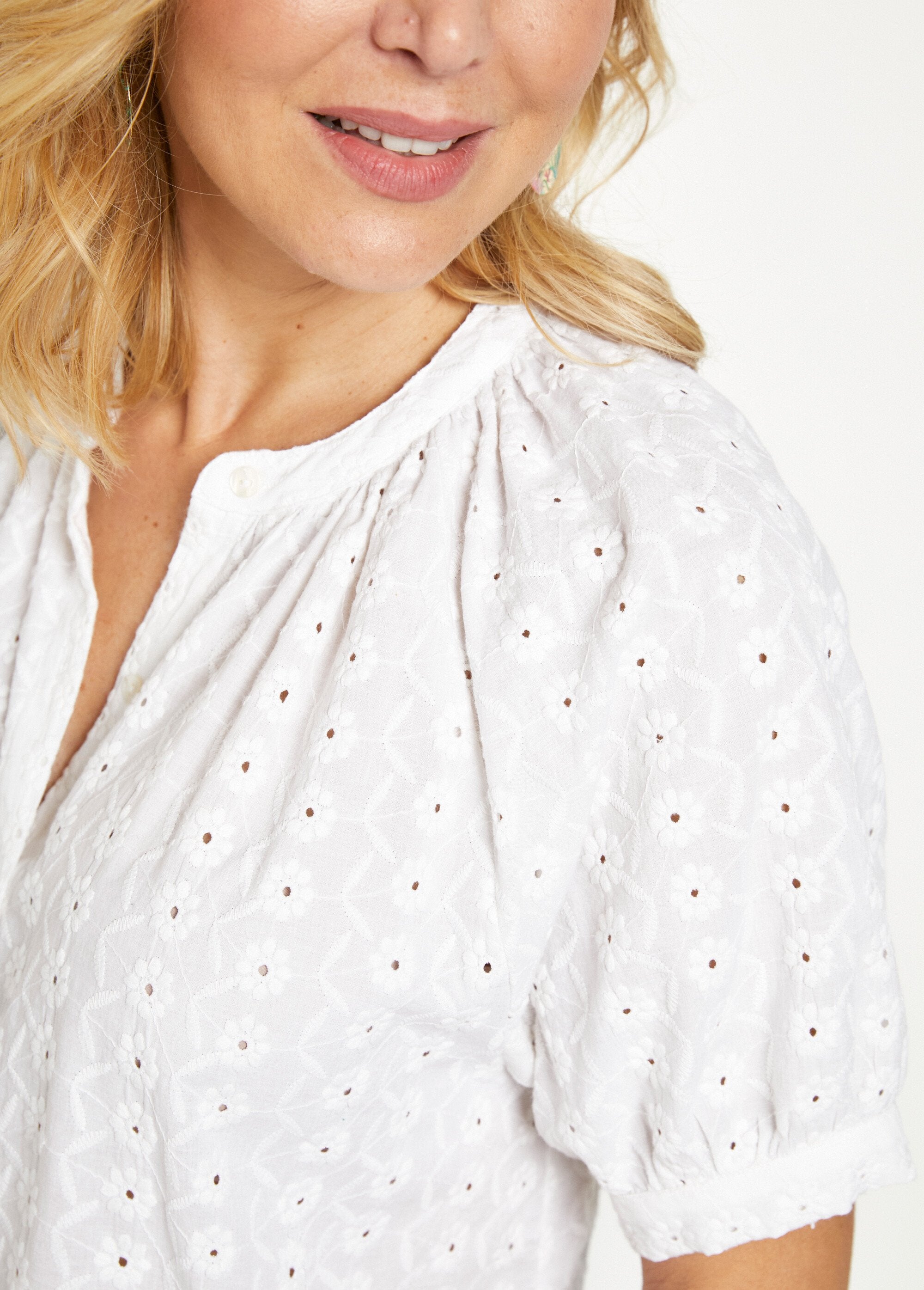 Blusa_larga_de_algodão_bordado_sem_gola_Blanc_DE2_slim