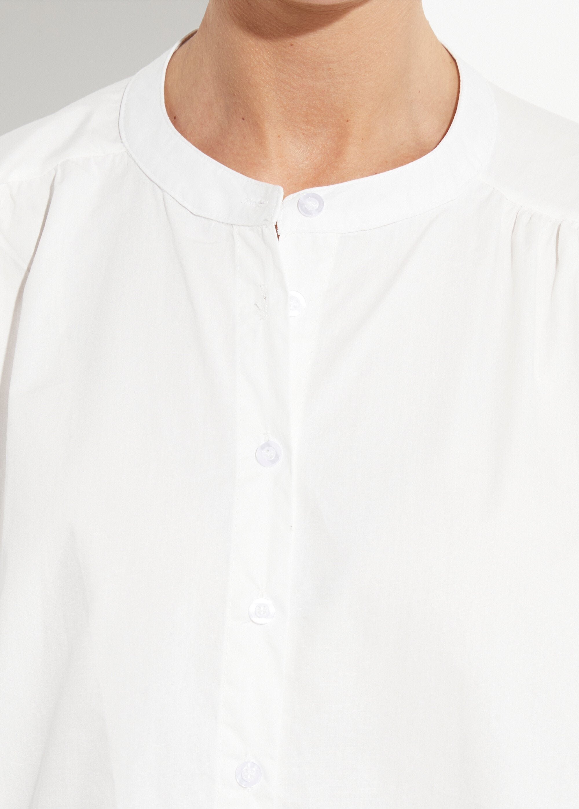 Blusa_folgada_com_mangas_bordadas_com_palmeiras_Blanc_et_rose_fluo_DE1_slim