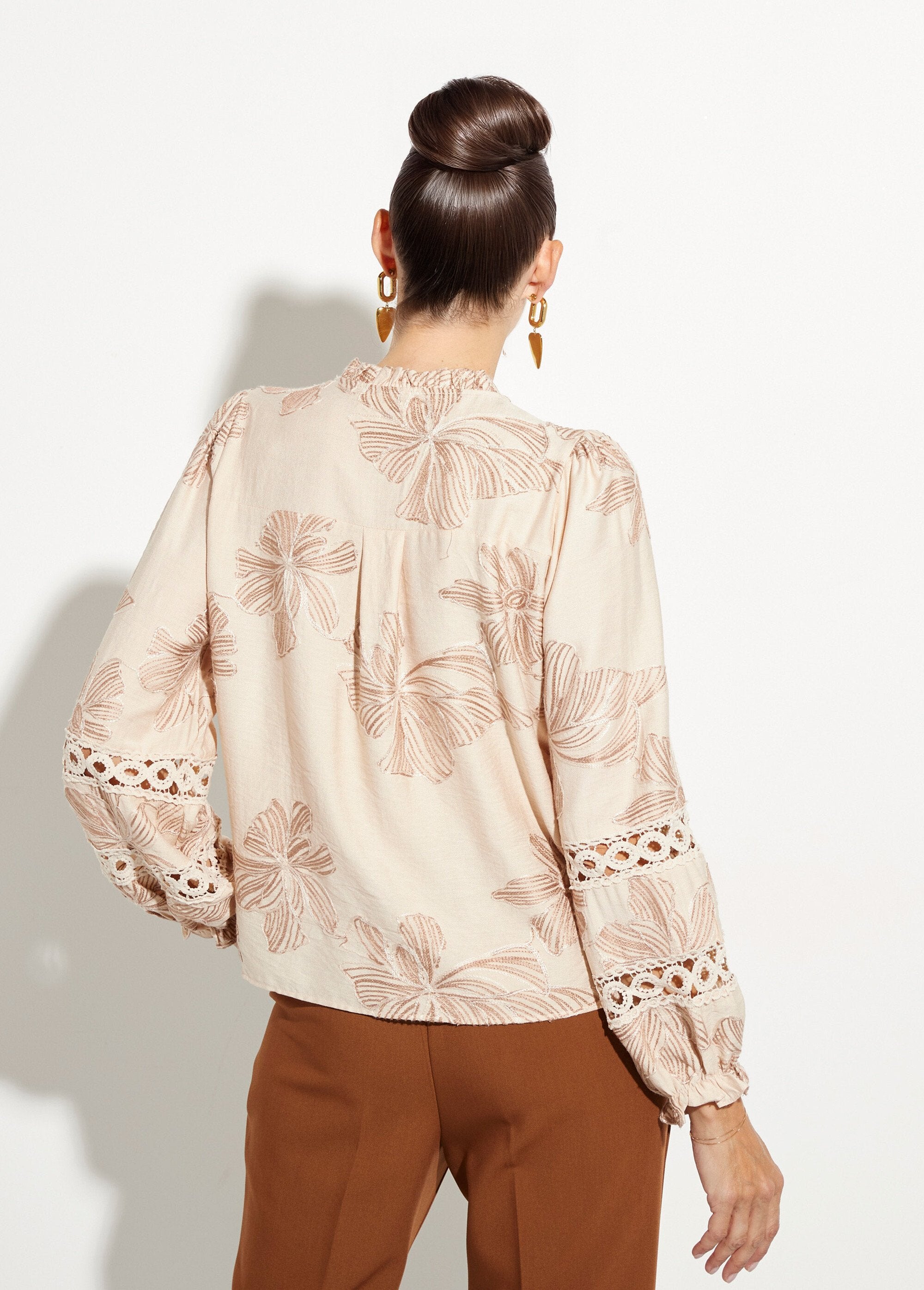 Blusa_com_botões,_bordados_e_guipura_Beige_DO1_slim