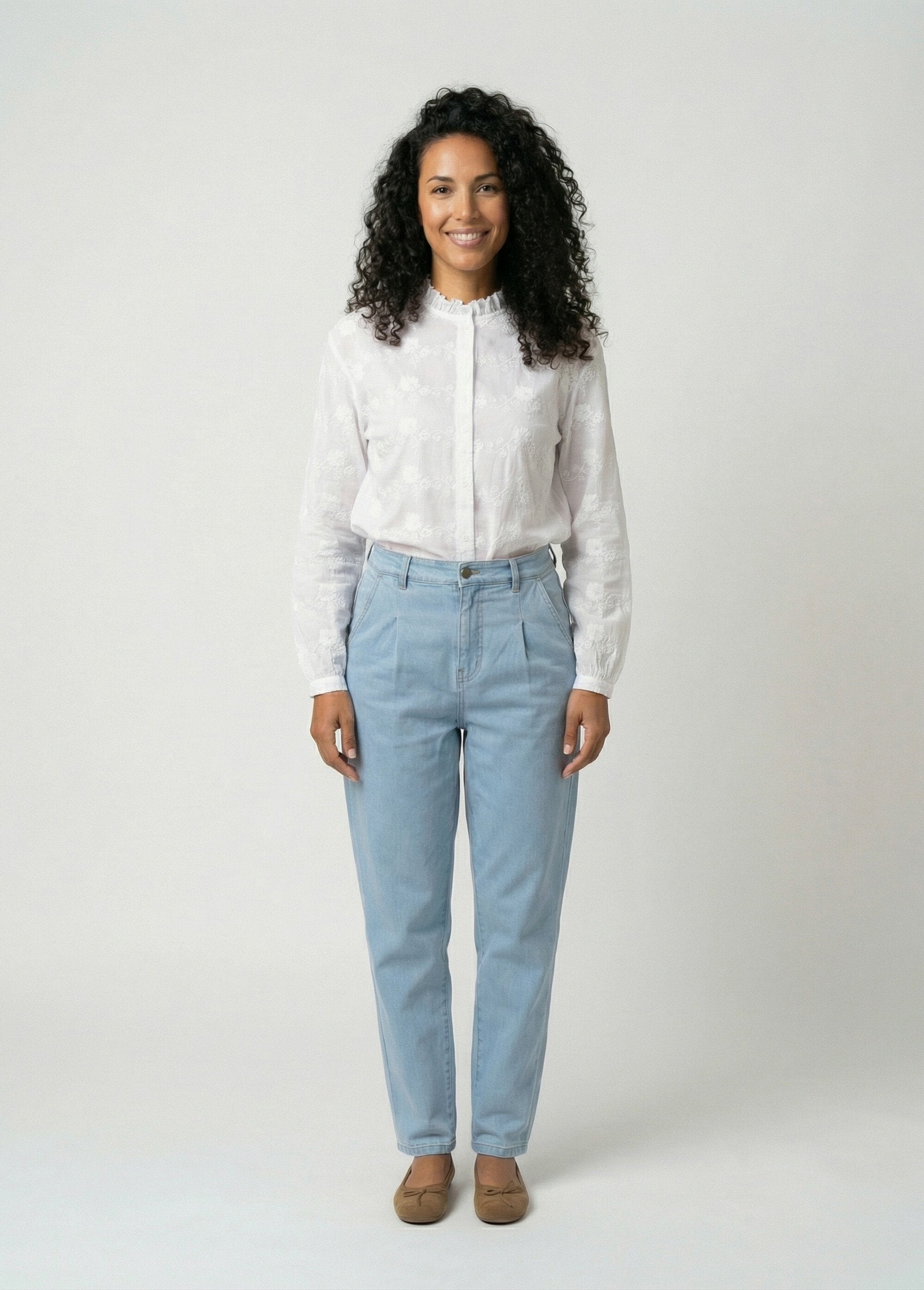 Camisa_de_algodão_bordada_com_botões_e_gola_de_folhos_Blanc_SF1_slim