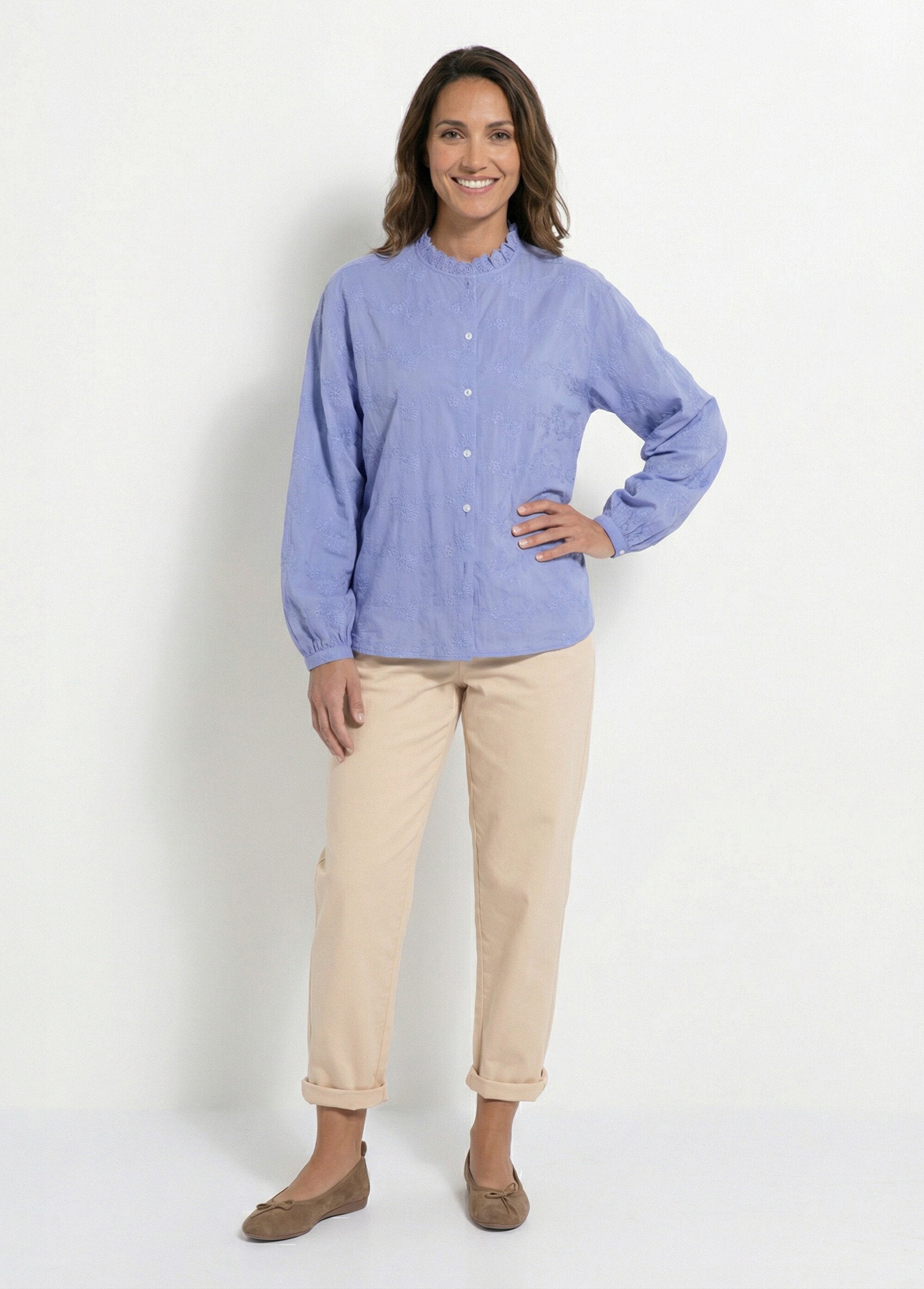 Camisa_de_algodão_bordada_com_botões_e_gola_de_folhos_Bleu_SF1_slim