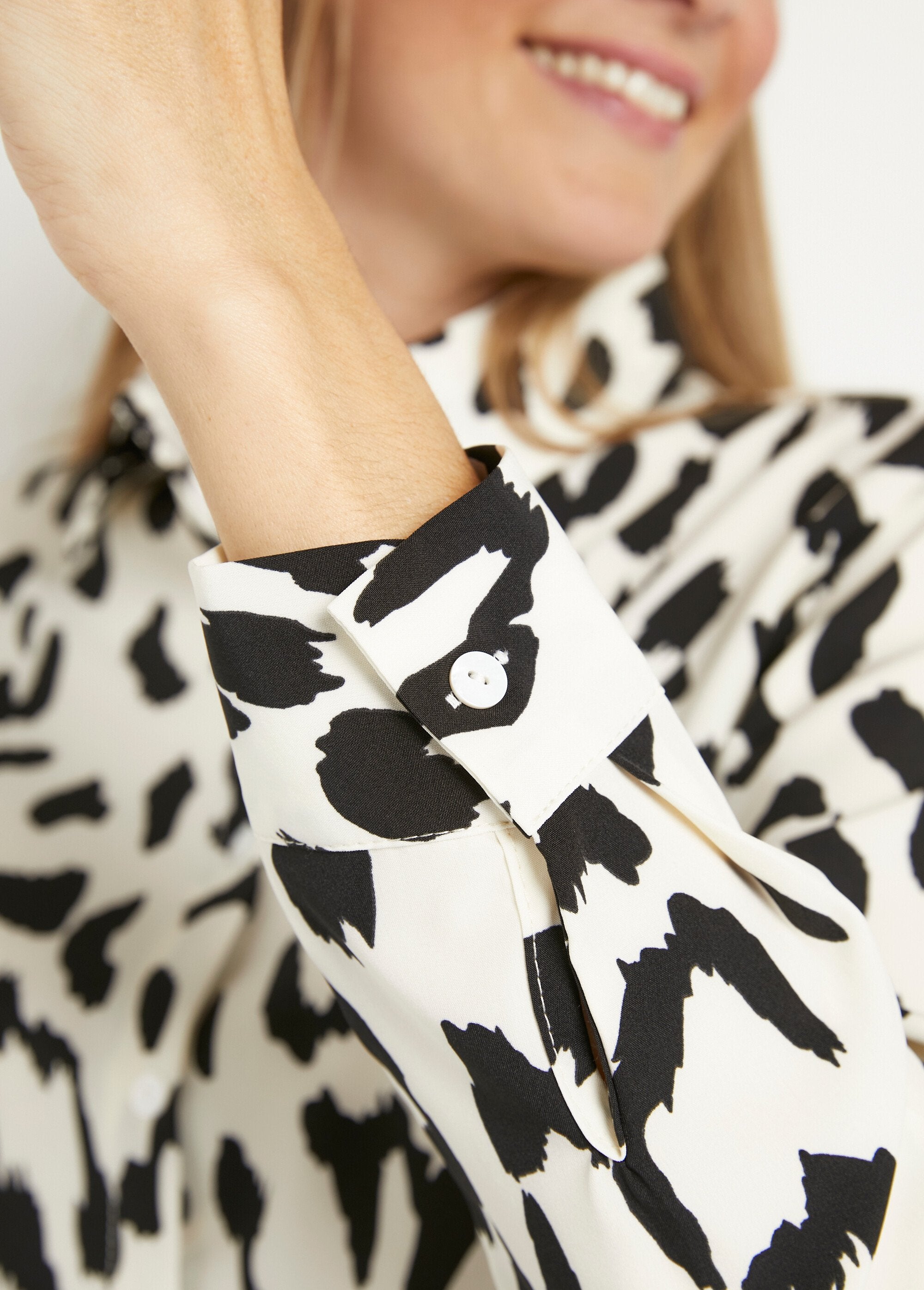 Blusa_de_manga_comprida_com_botões_e_estampa_de_leopardo_Leopard_DE2_slim