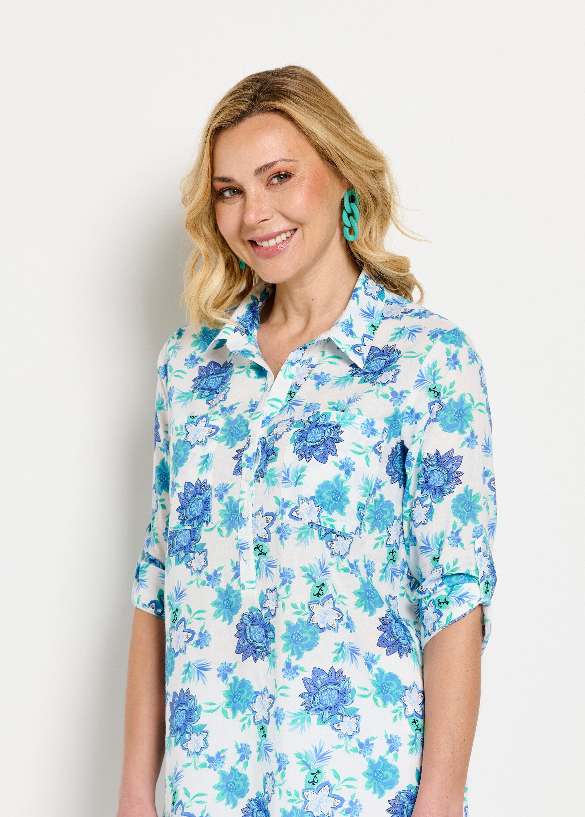 Blusa_longa_de_botões_com_estampa_floral_em_algodão_Imprime_bleu_DE1_slim