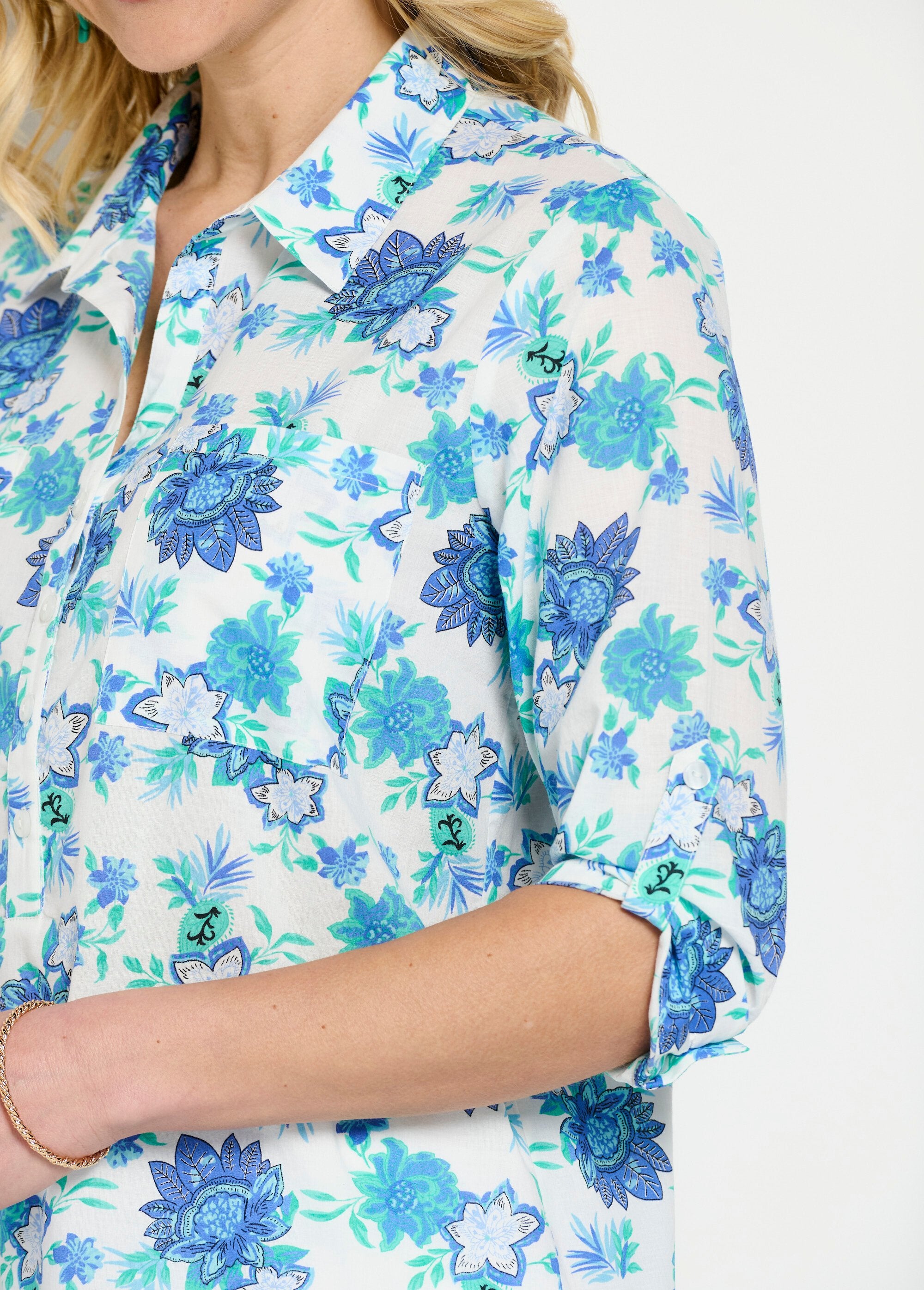 Blusa_longa_de_botões_com_estampa_floral_em_algodão_Imprime_bleu_DE2_slim