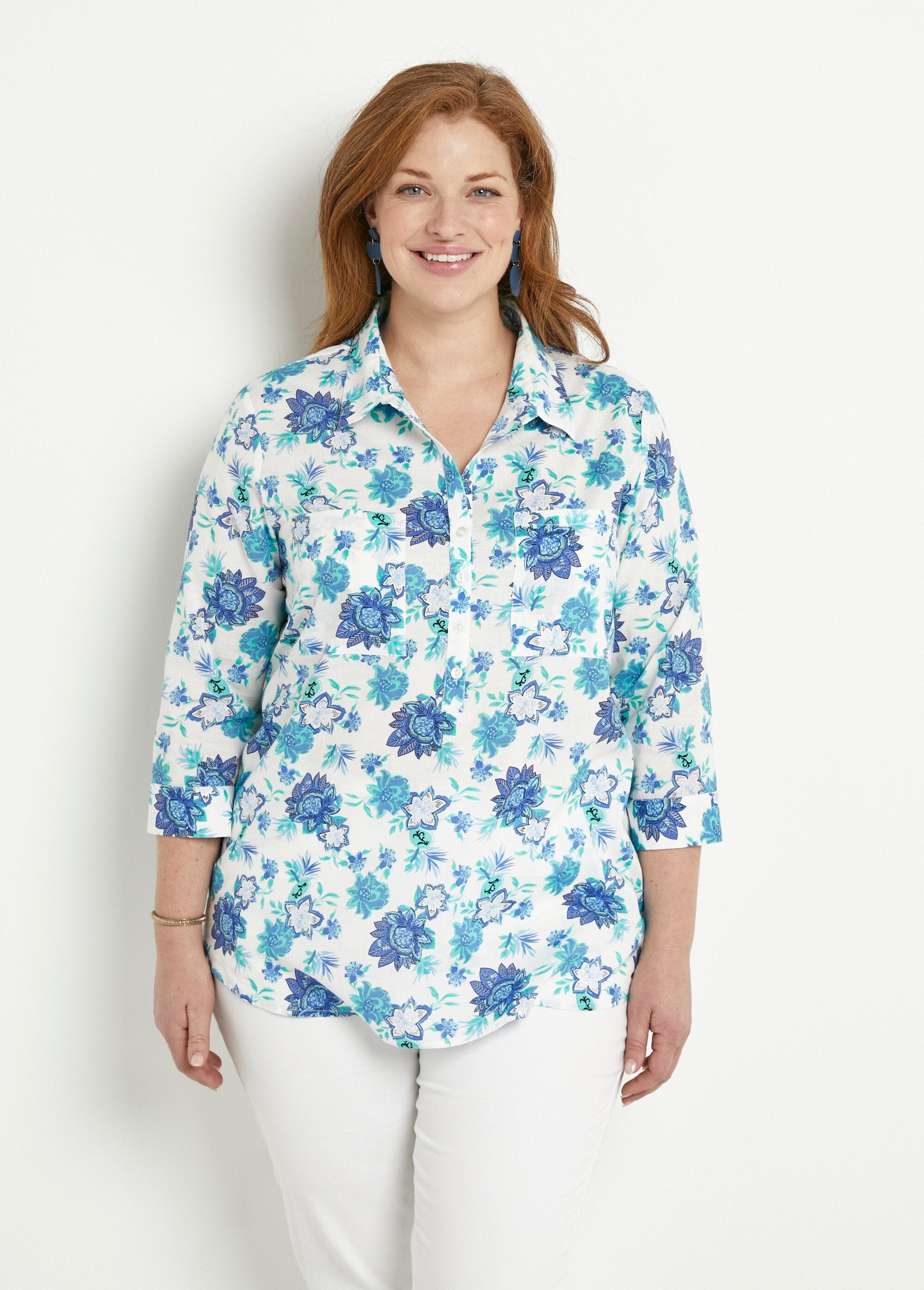 Blusa_longa_de_botões_com_estampa_floral_em_algodão_Imprime_bleu_FA1_curvy