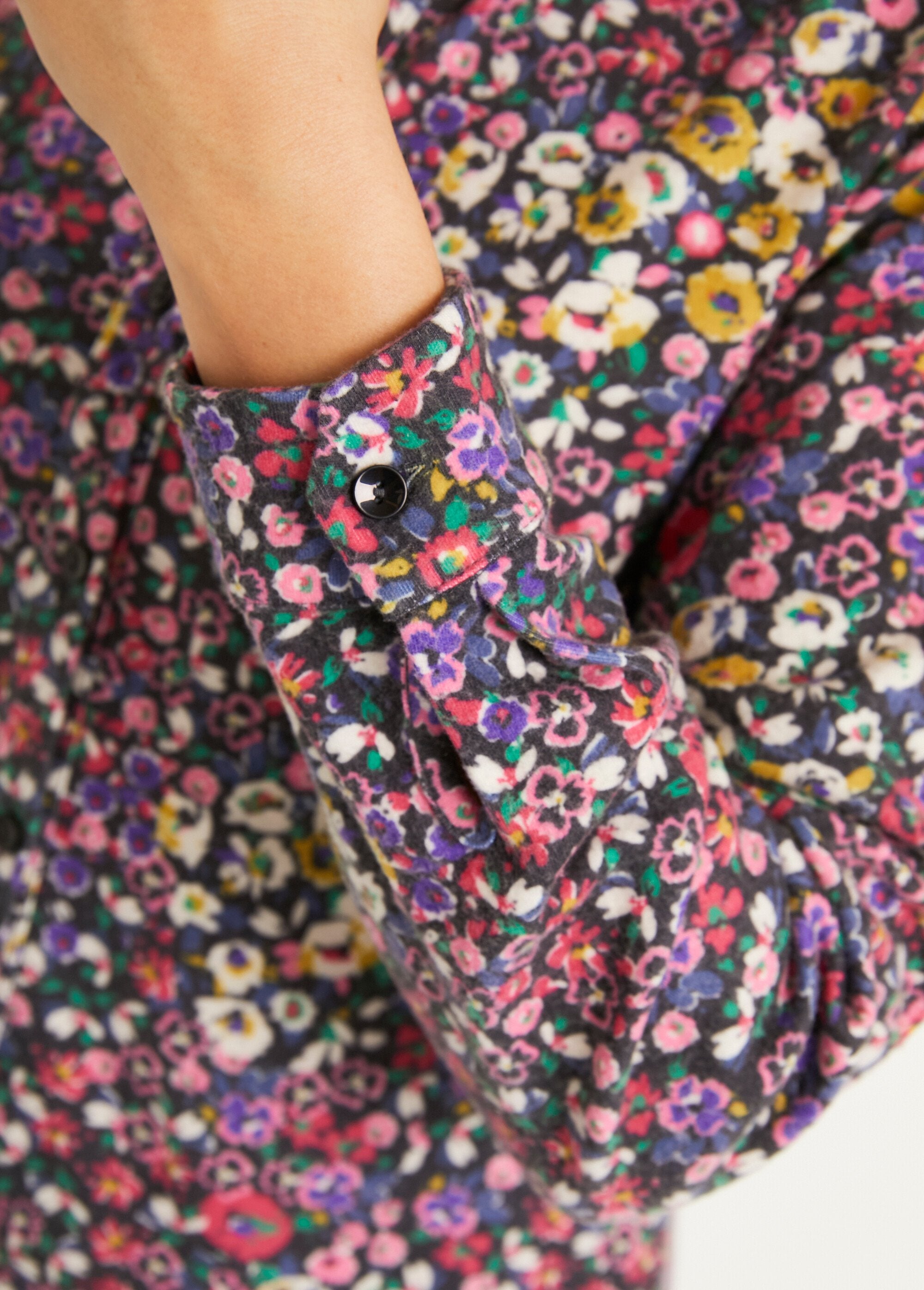 Blusa_longa_com_botões_florais_em_malha_quente_Noir_et_rose_DE3_slim