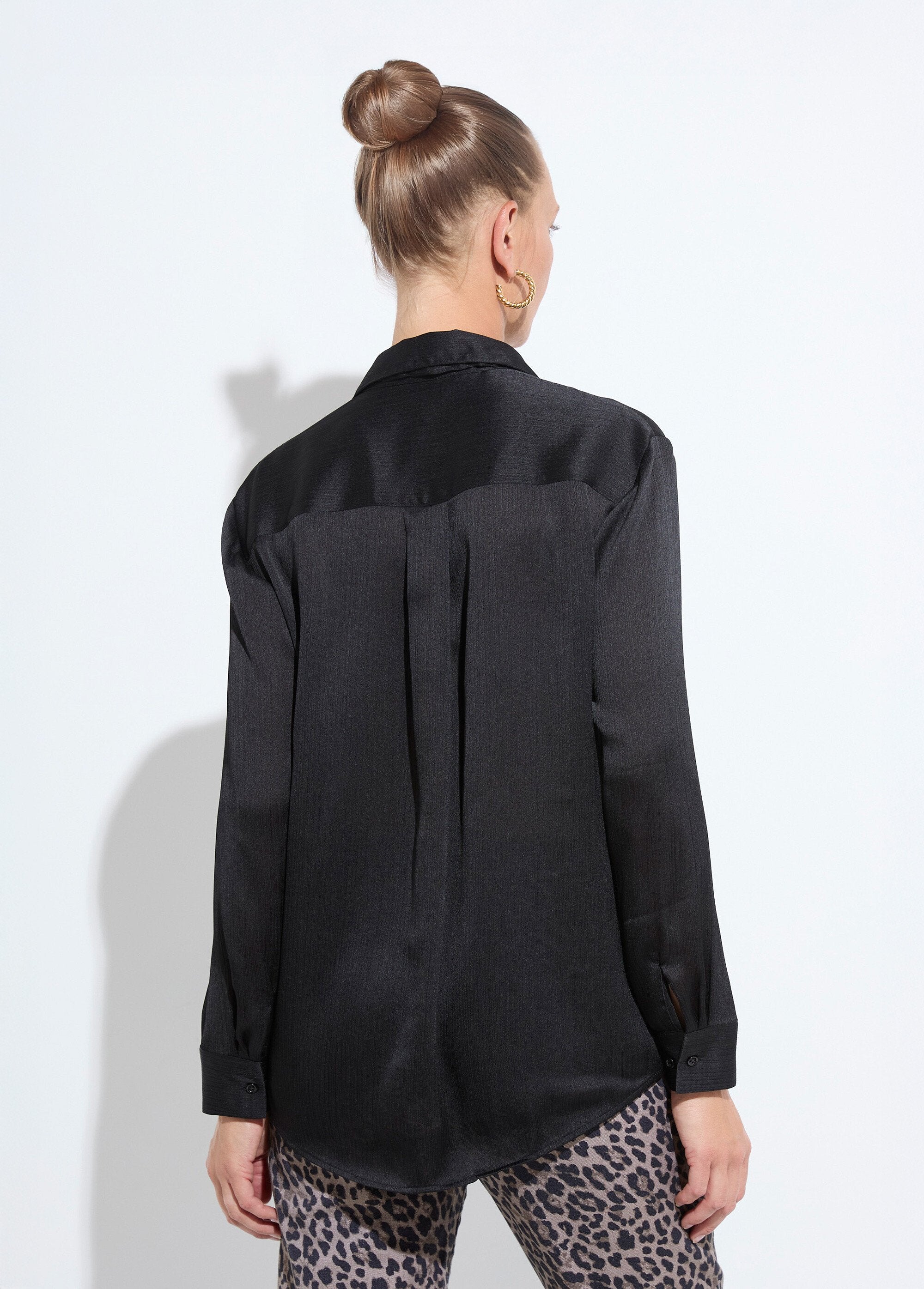 Blusa_de_cetim_com_botões_e_manga_comprida_Noir_DO1_slim