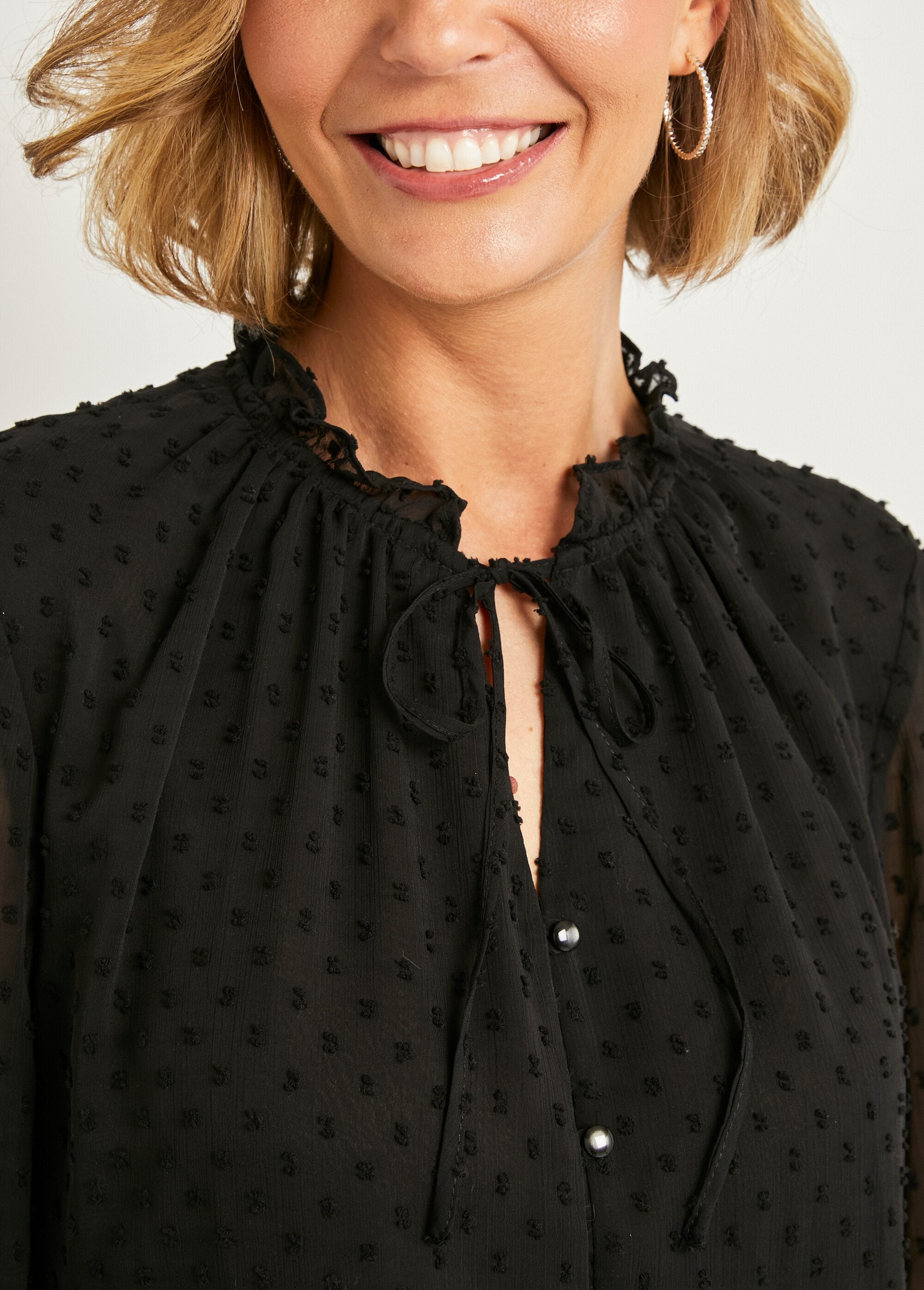 Blusa_lisa_de_voile_plumetis_com_botões_Noir_DE4_slim