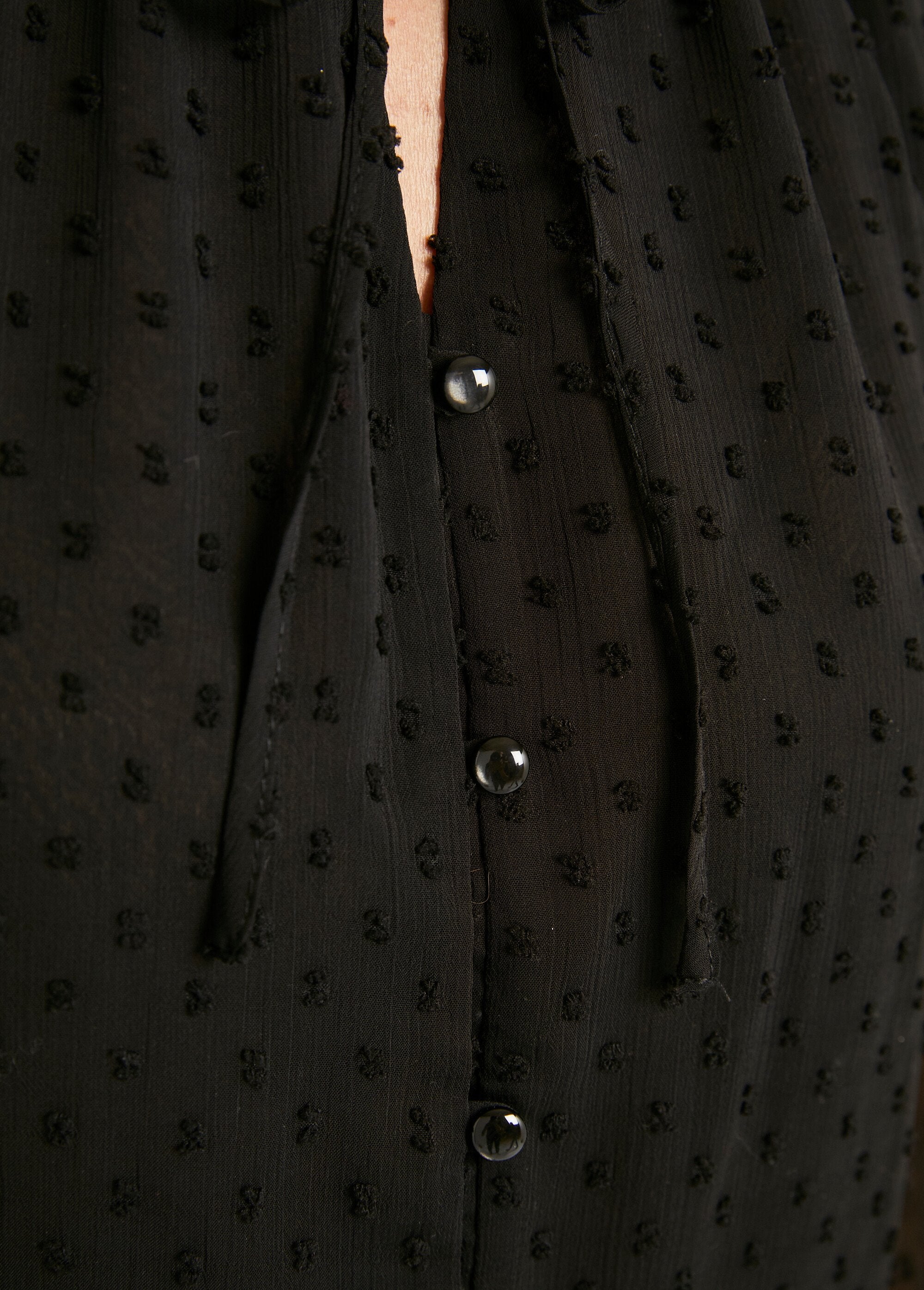 Blusa_lisa_de_voile_plumetis_com_botões_Noir_DE5_slim