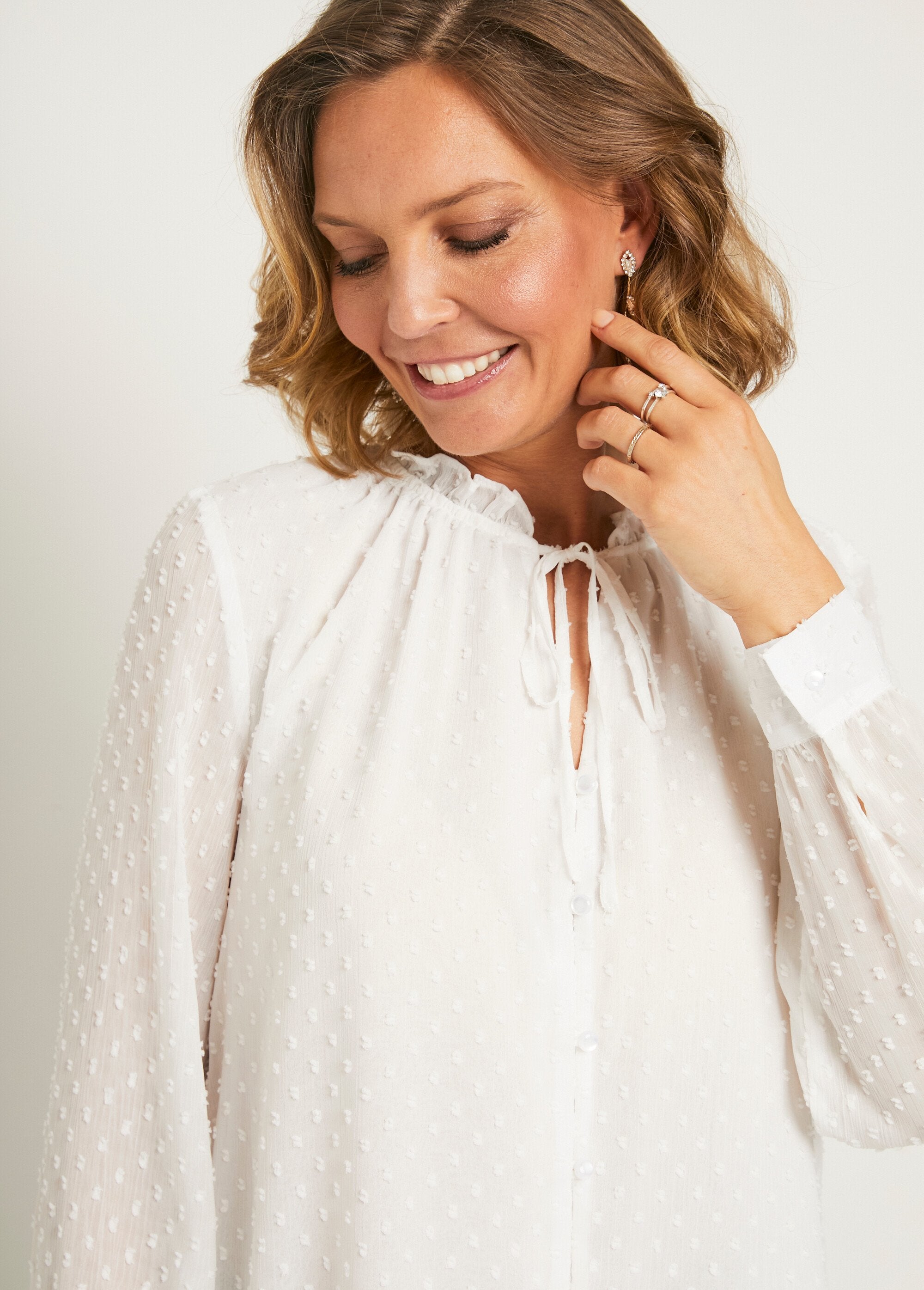 Blusa_lisa_de_voile_plumetis_com_botões_Ecru_DE2_slim