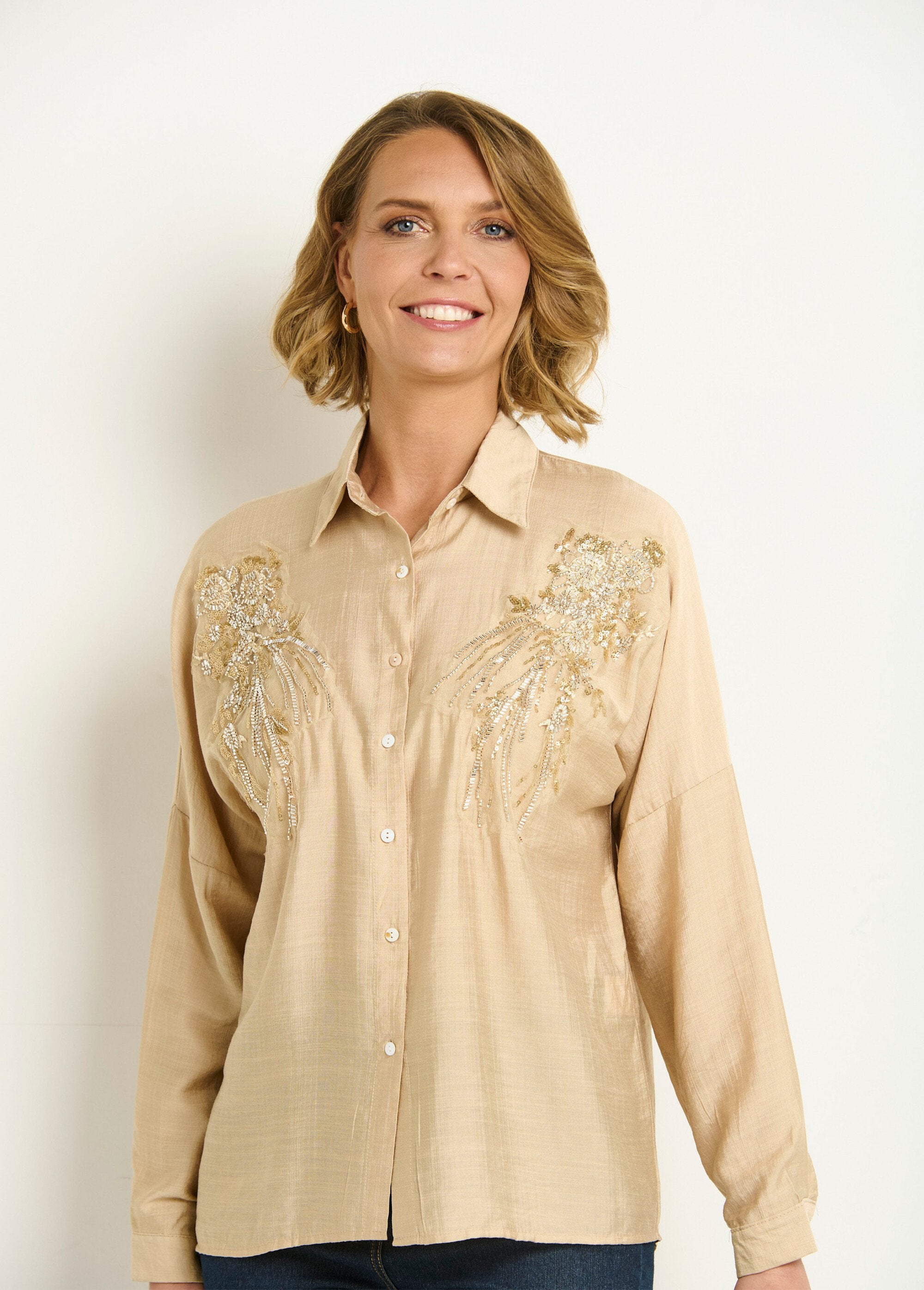 Blusa_com_bordado_de_pérolas_e_lantejoulas_Beige_DE1_slim