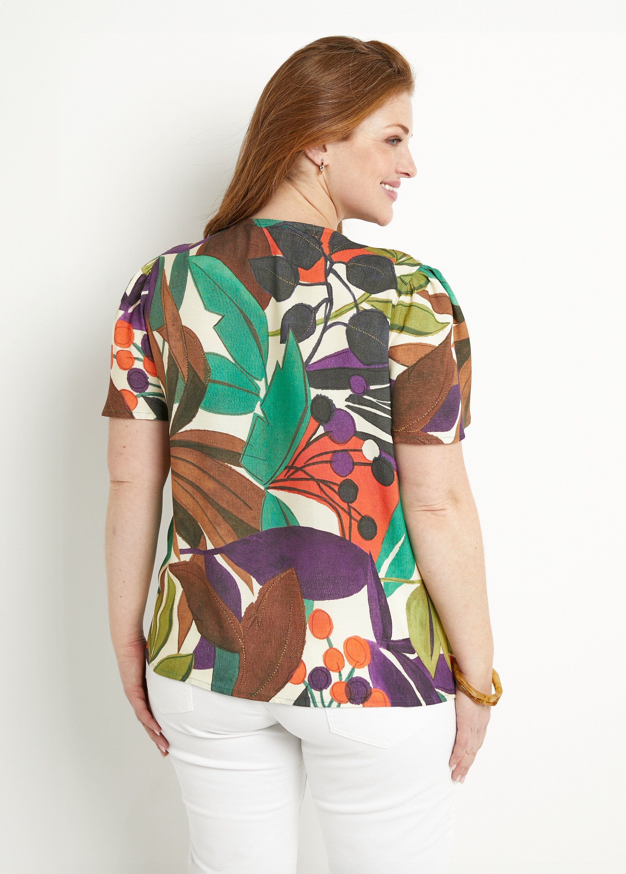 Blusa_de_manga_curta_com_estampa_de_plantas_e_decote_em_V_Multicolore_DO1_curvy