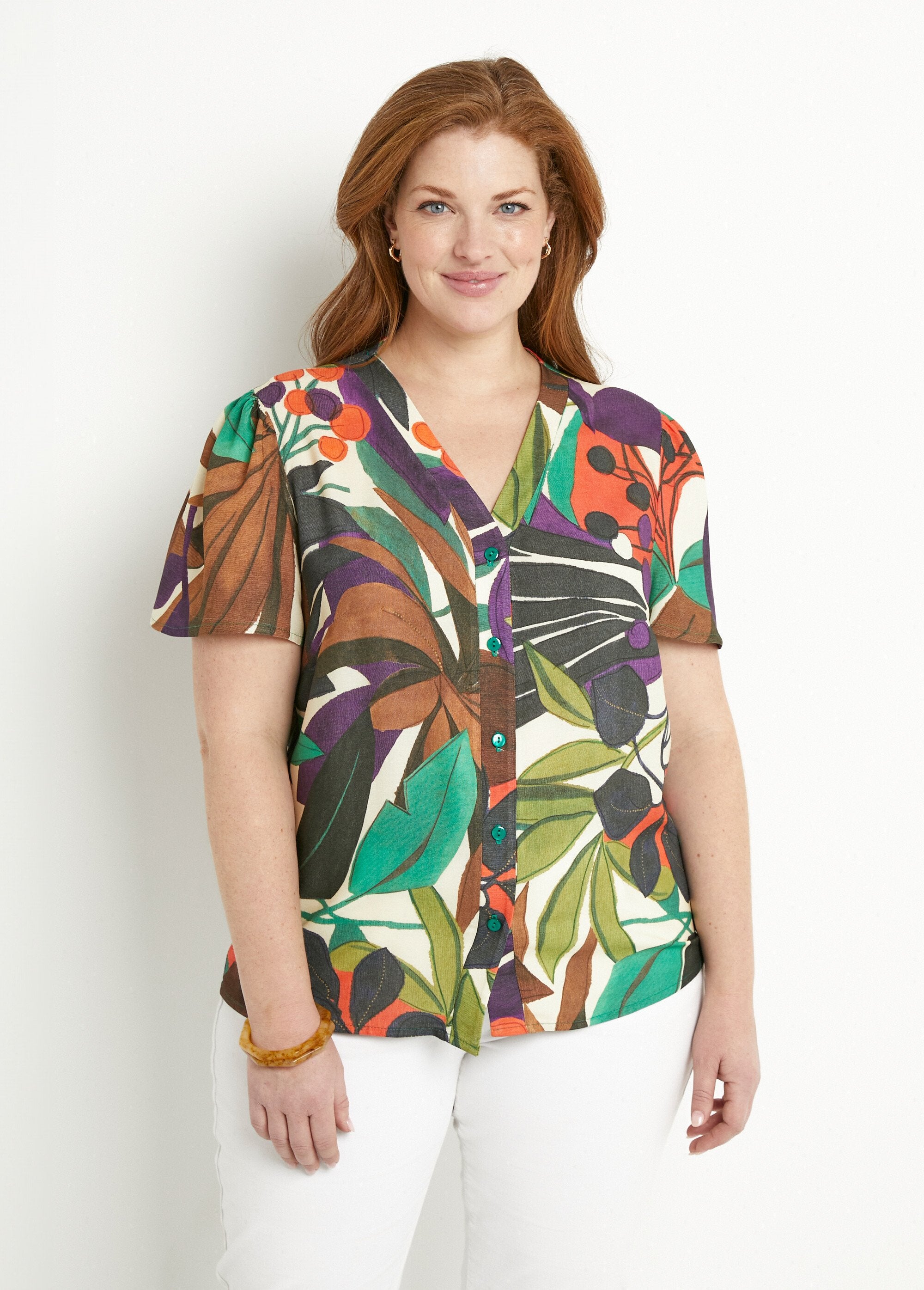 Blusa_de_manga_curta_com_estampa_de_plantas_e_decote_em_V_Multicolore_FA1_curvy