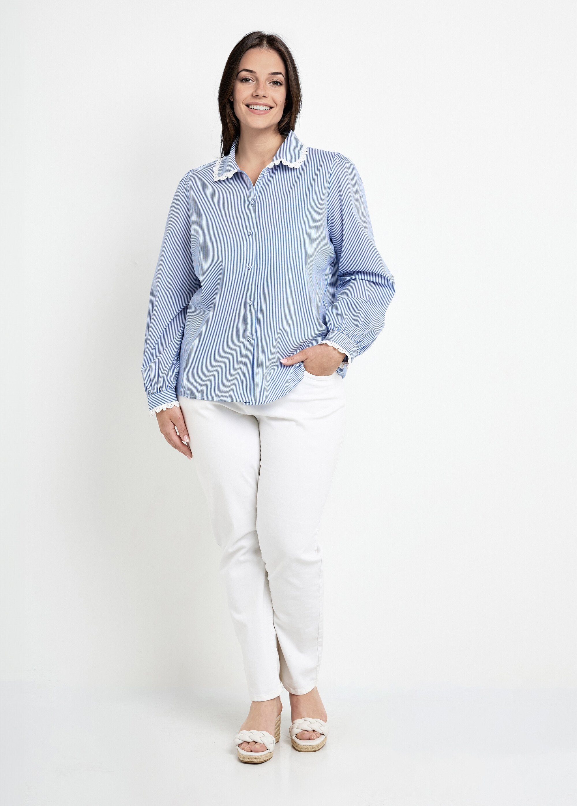 Blusa_com_detalhes_em_renda_e_gola_redonda_Bleu_raye__SF1_curvy