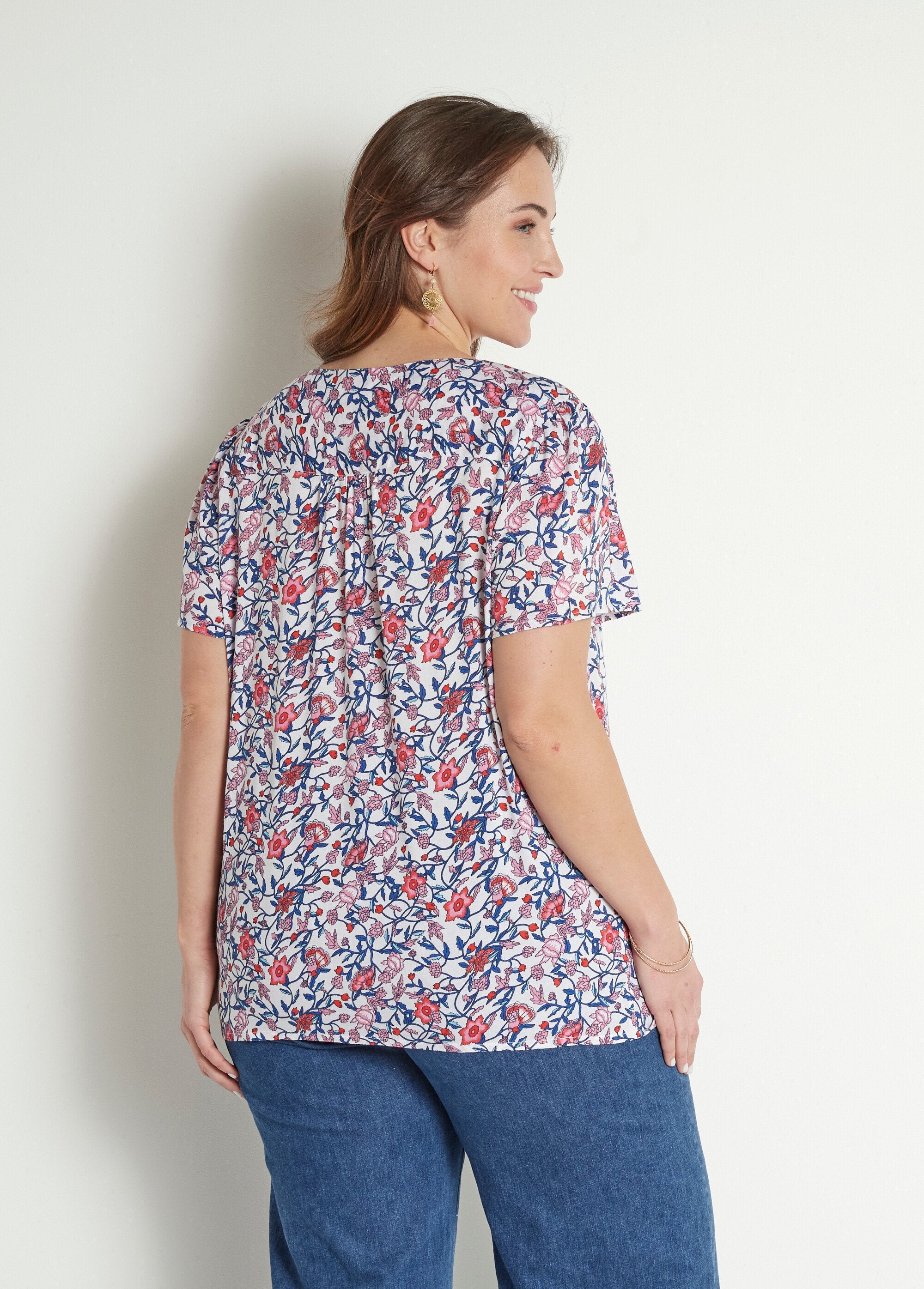 Blusa_floral_de_manga_curta_com_decote_em_V_Bleu_et_rose_DO1_curvy